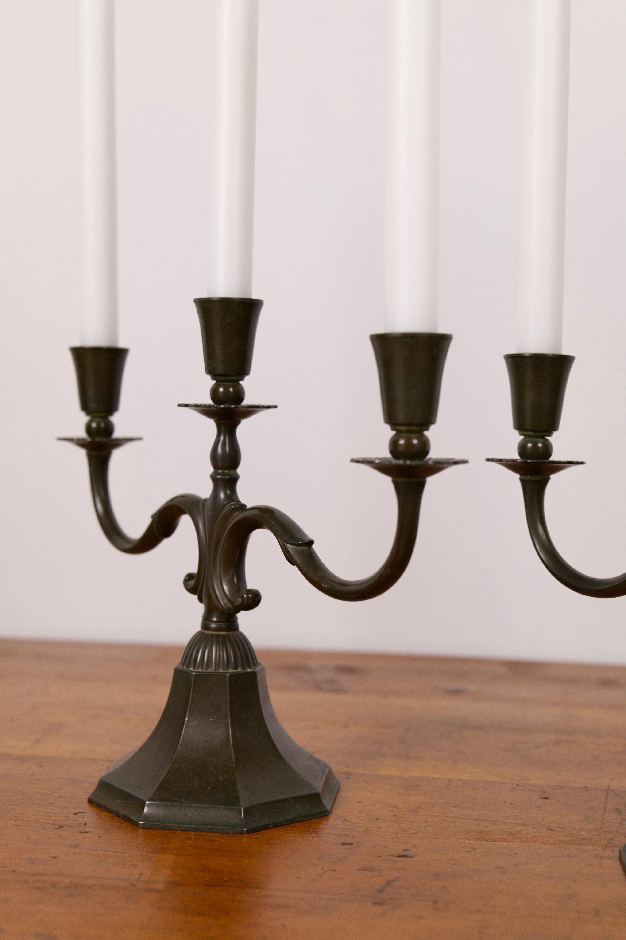 Coppia di grandi candelabri 'modello 155' in metallo disko di Just Andersen, anni '30 in vendita 2
