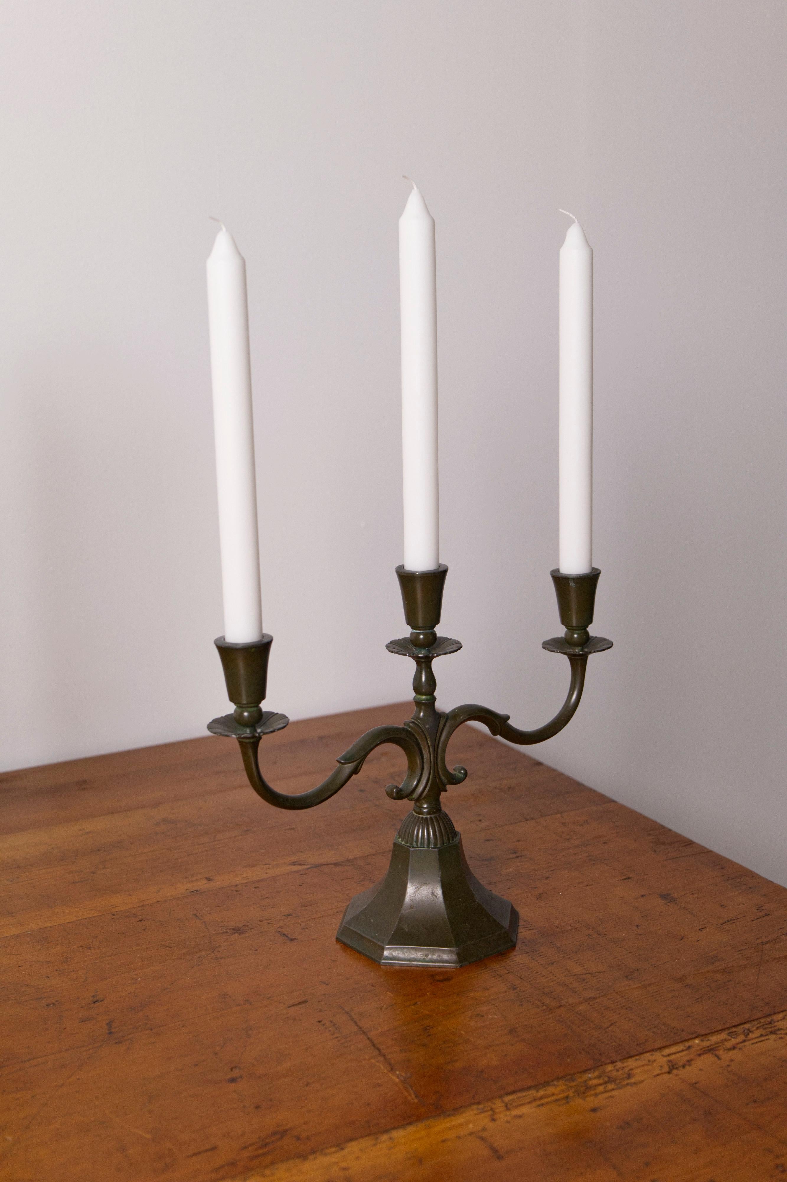 Coppia di grandi candelabri 'modello 155' in metallo disko di Just Andersen, anni '30 in vendita 3