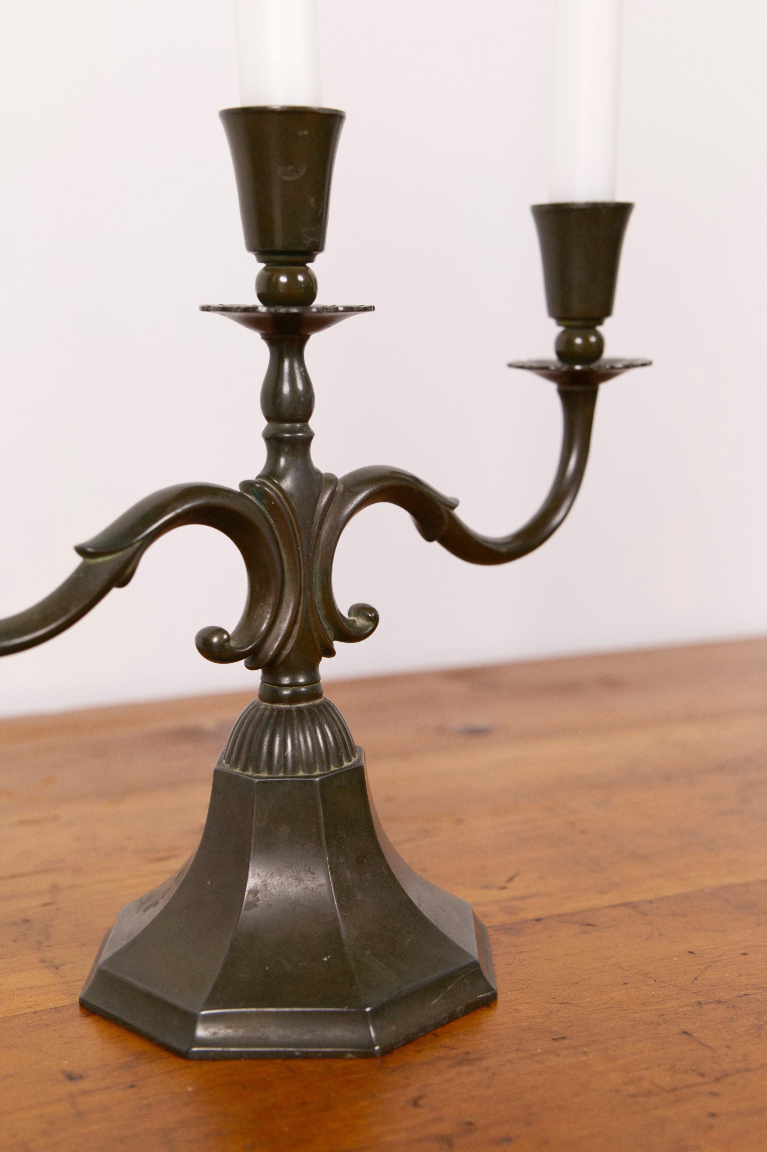 Coppia di grandi candelabri 'modello 155' in metallo disko di Just Andersen, anni '30 in vendita 4