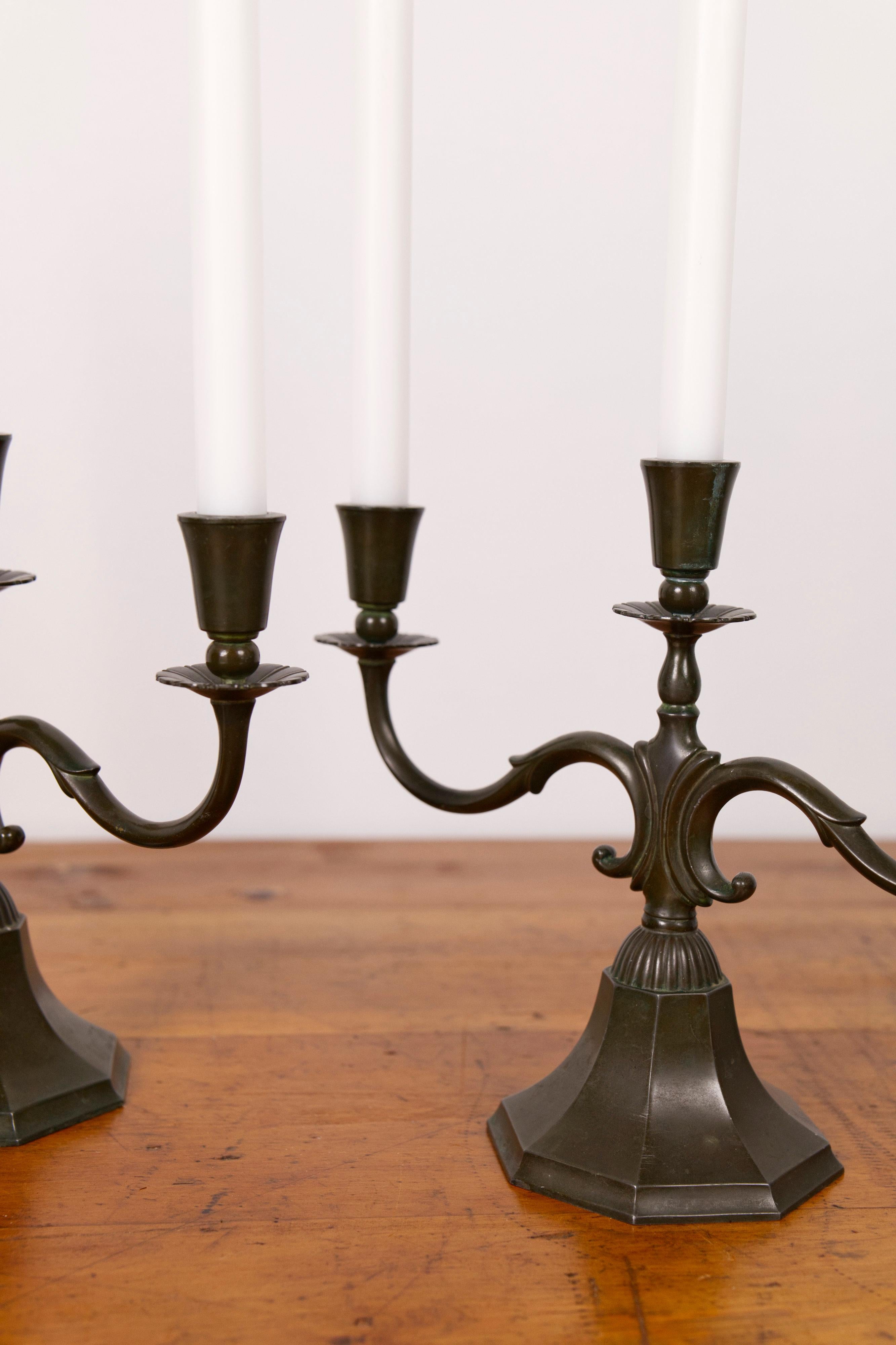 Coppia di grandi candelabri 'modello 155' in metallo disko di Just Andersen, anni '30 in vendita 5