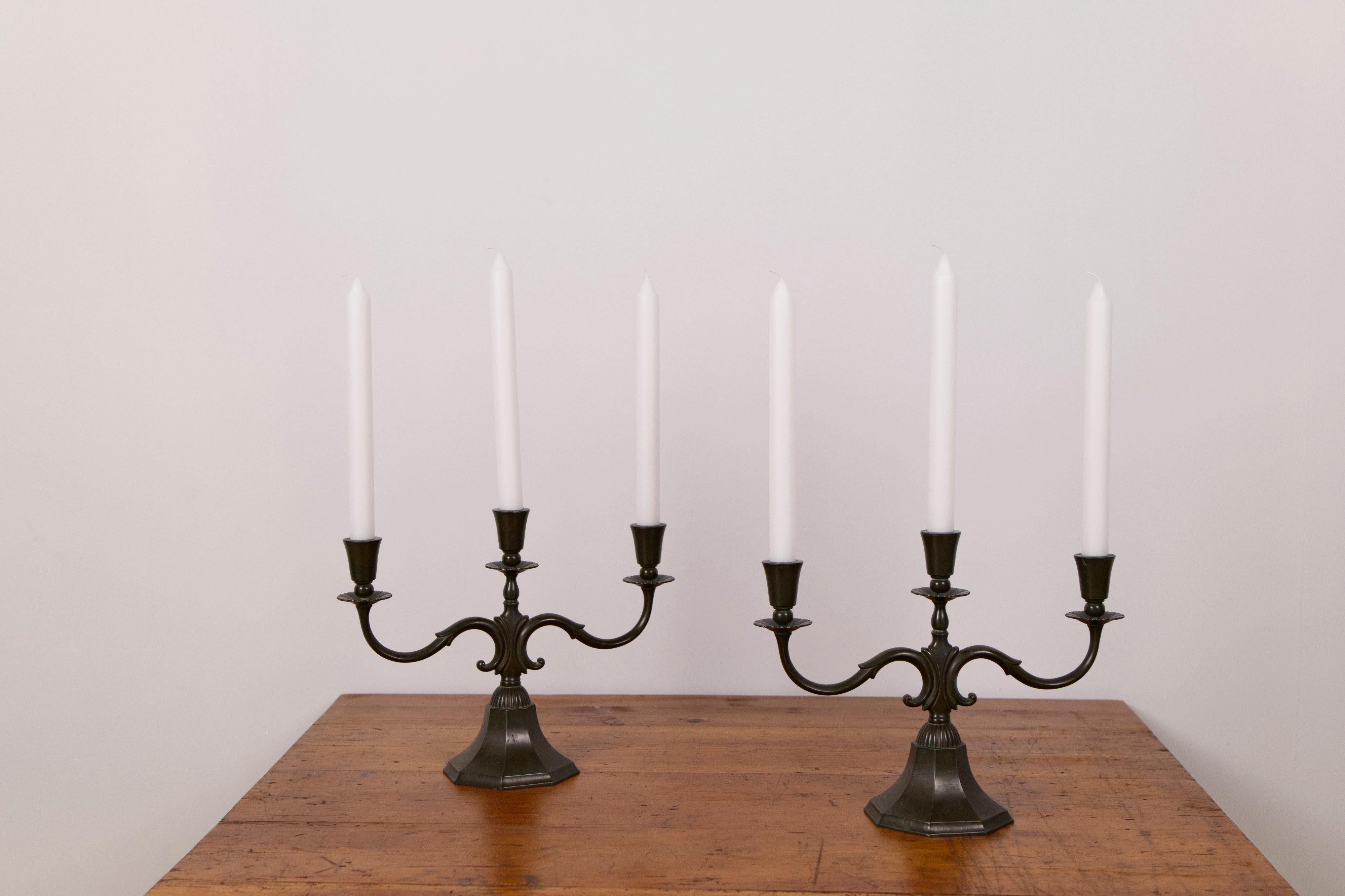 Coppia di grandi candelabri 'modello 155' in metallo disko di Just Andersen, anni '30 in vendita 6