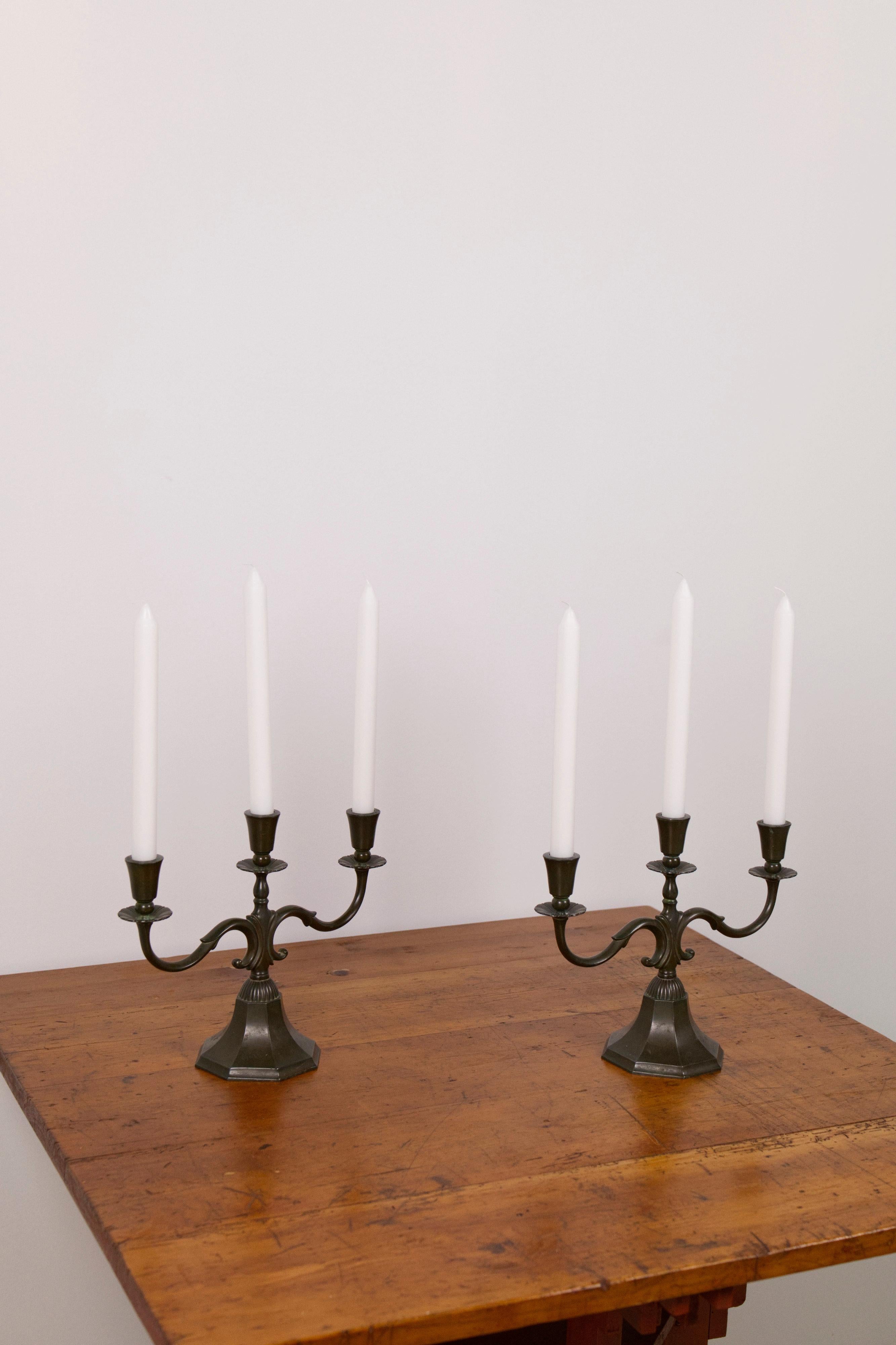 Coppia di grandi candelabri 'modello 155' in metallo disko di Just Andersen, anni '30 in vendita 8