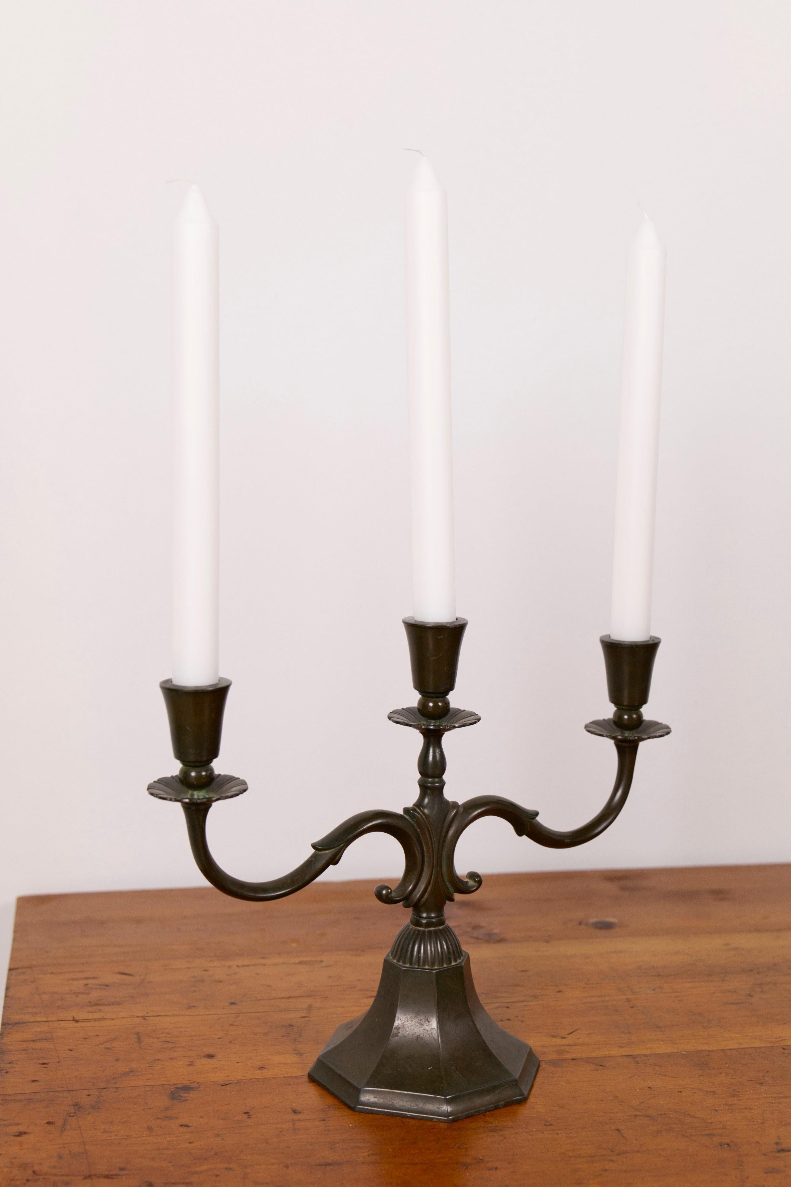 Coppia di grandi candelabri 'modello 155' in metallo disko di Just Andersen, anni '30 in vendita 9