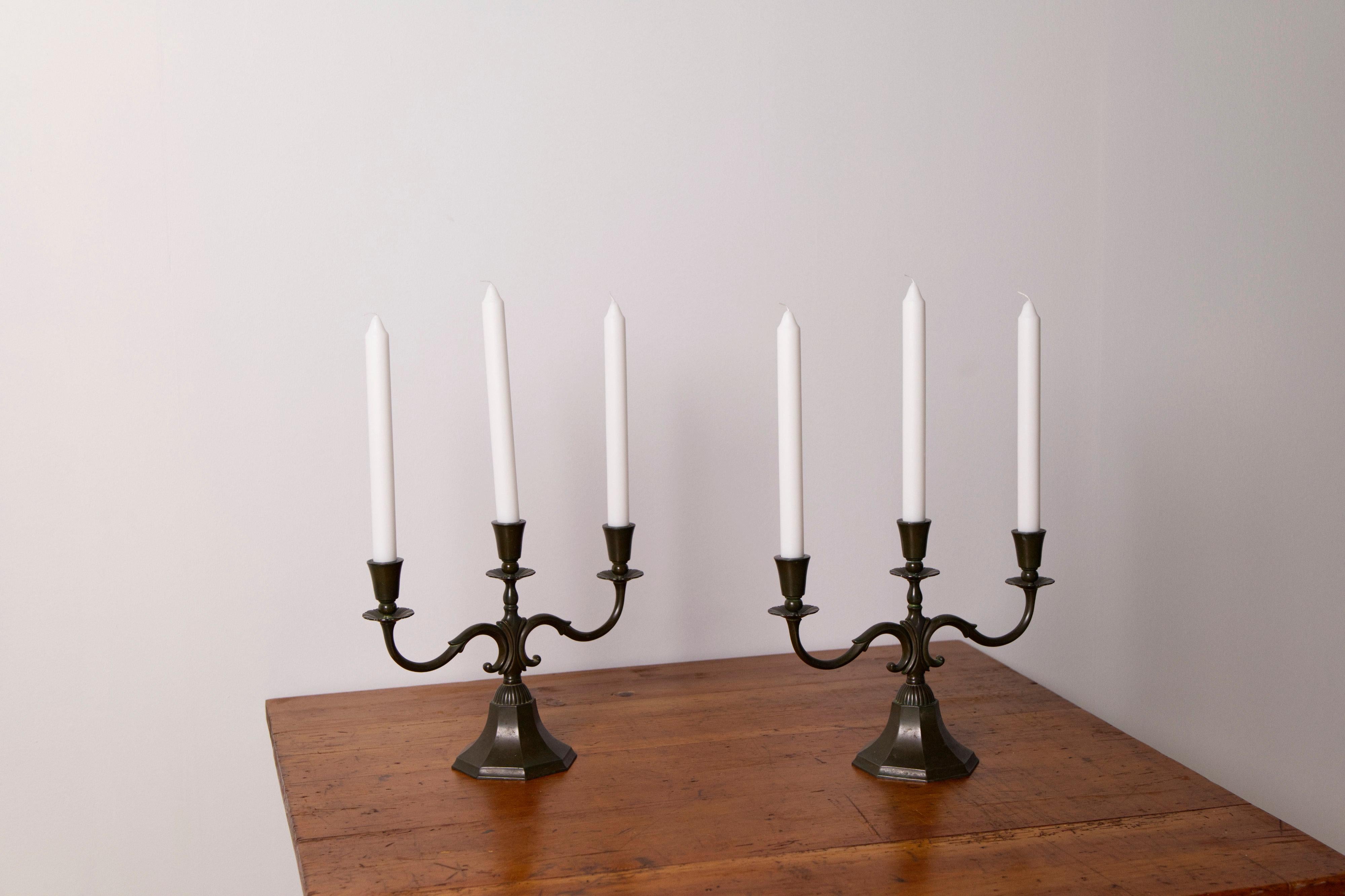 Coppia di grandi candelabri 'modello 155' in metallo disko di Just Andersen, anni '30 in vendita 10