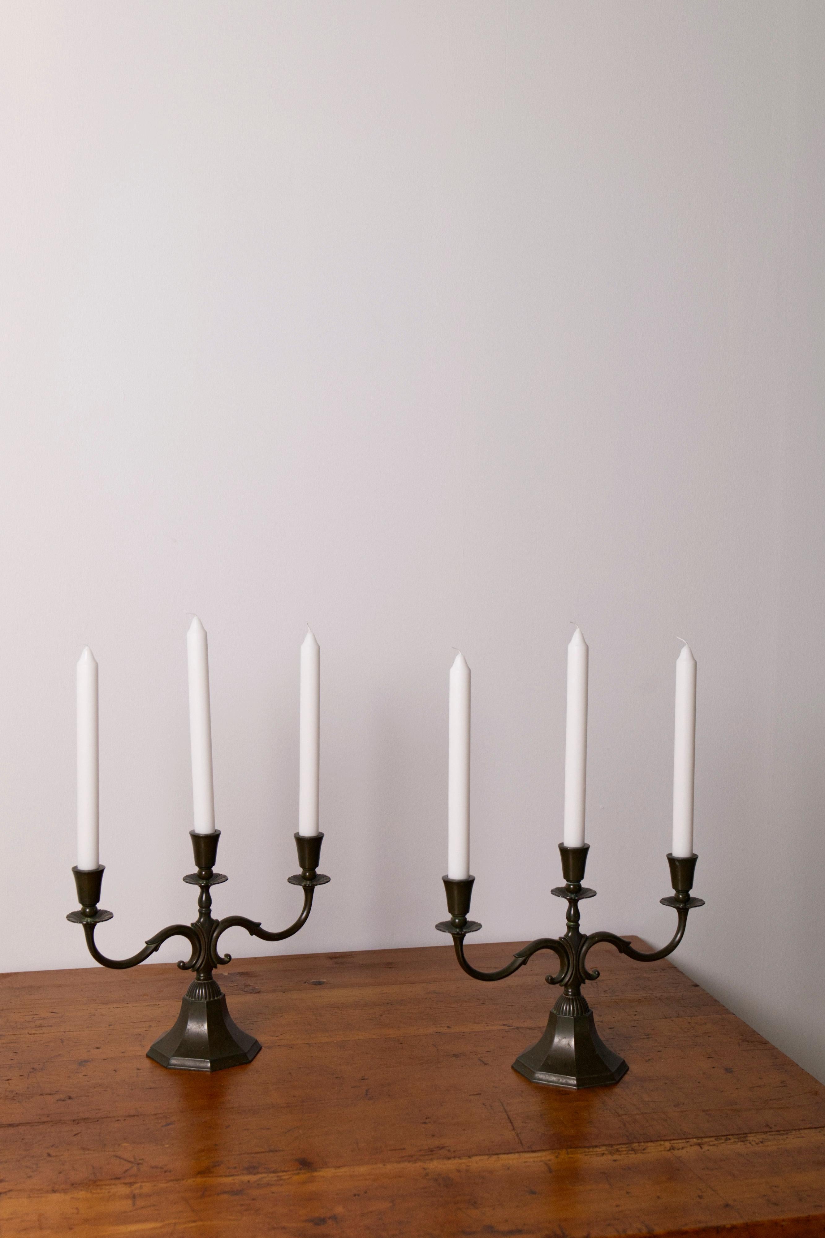Coppia di grandi candelabri 'modello 155' in metallo disko di Just Andersen, anni '30 in vendita 11