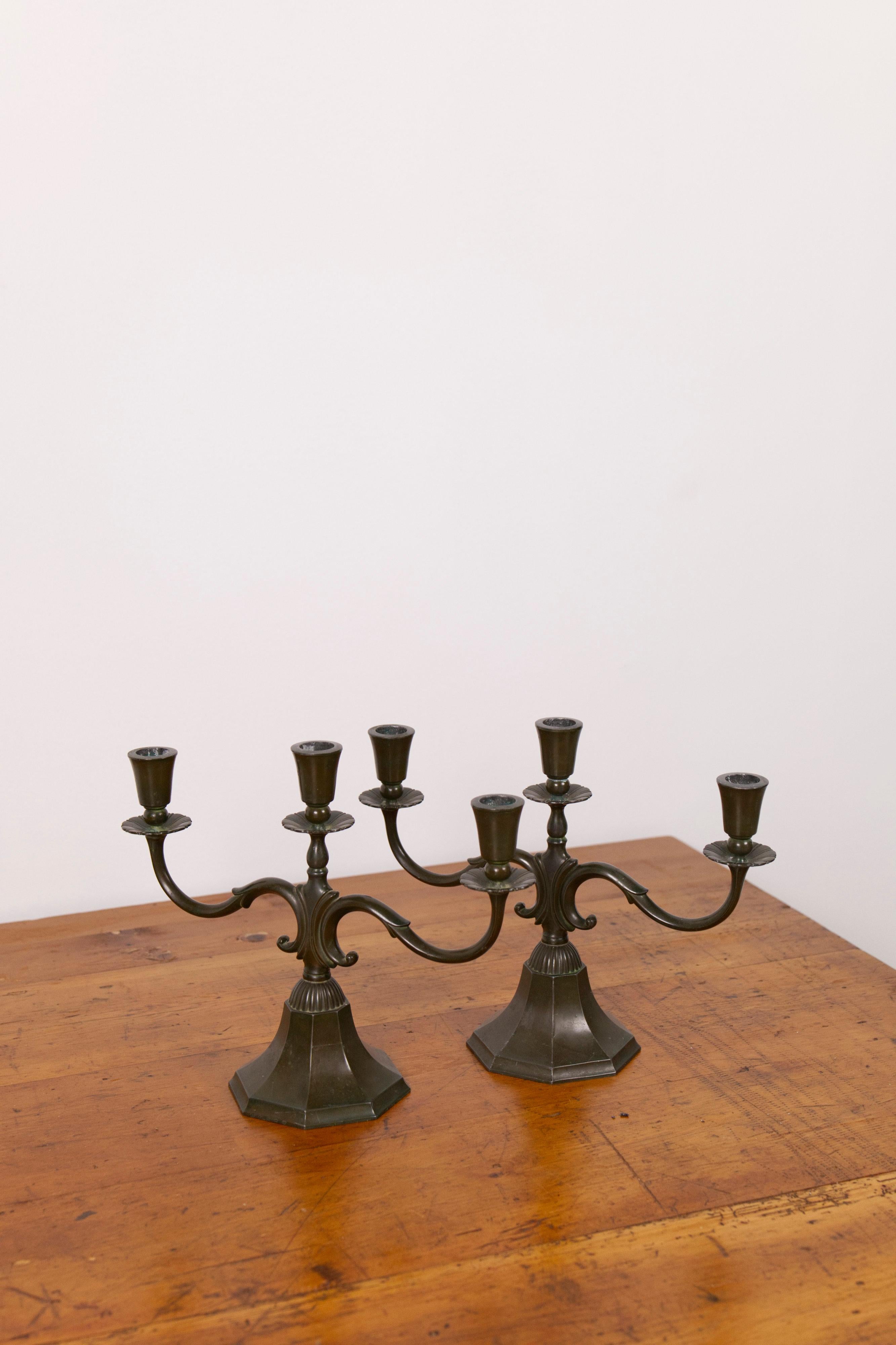 Art Déco Coppia di grandi candelabri 'modello 155' in metallo disko di Just Andersen, anni '30 in vendita