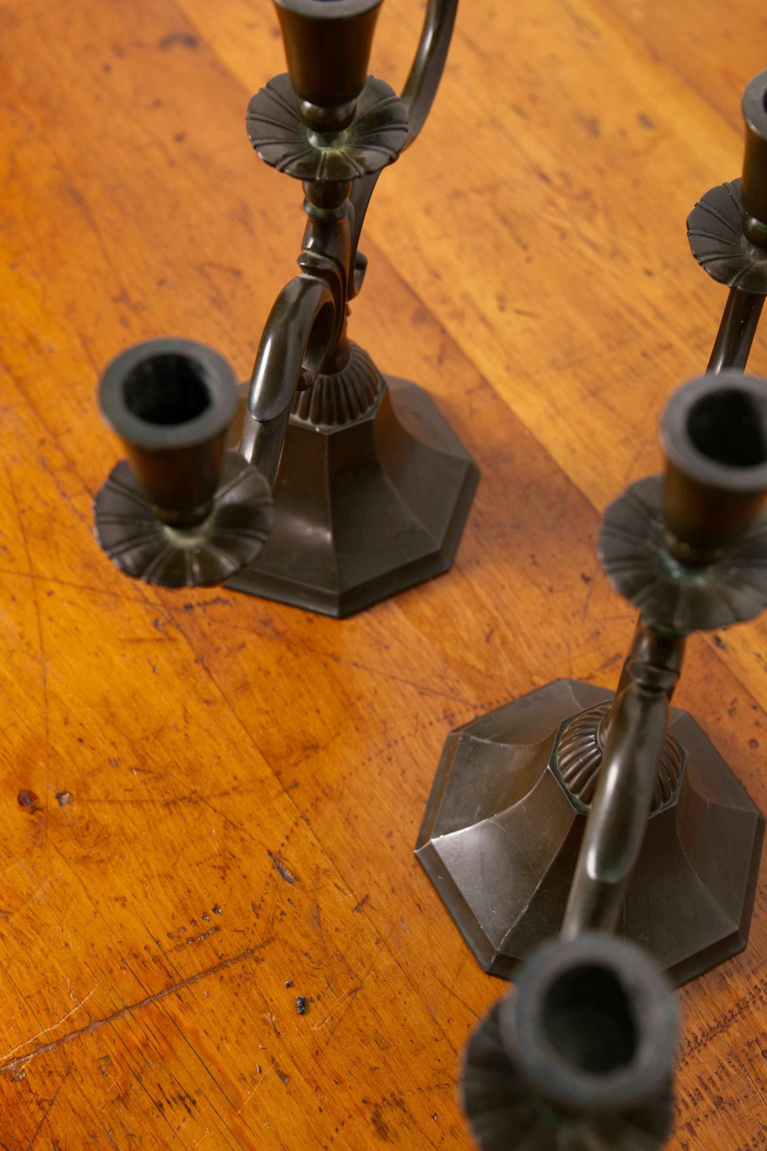 Patinato Coppia di grandi candelabri 'modello 155' in metallo disko di Just Andersen, anni '30 in vendita