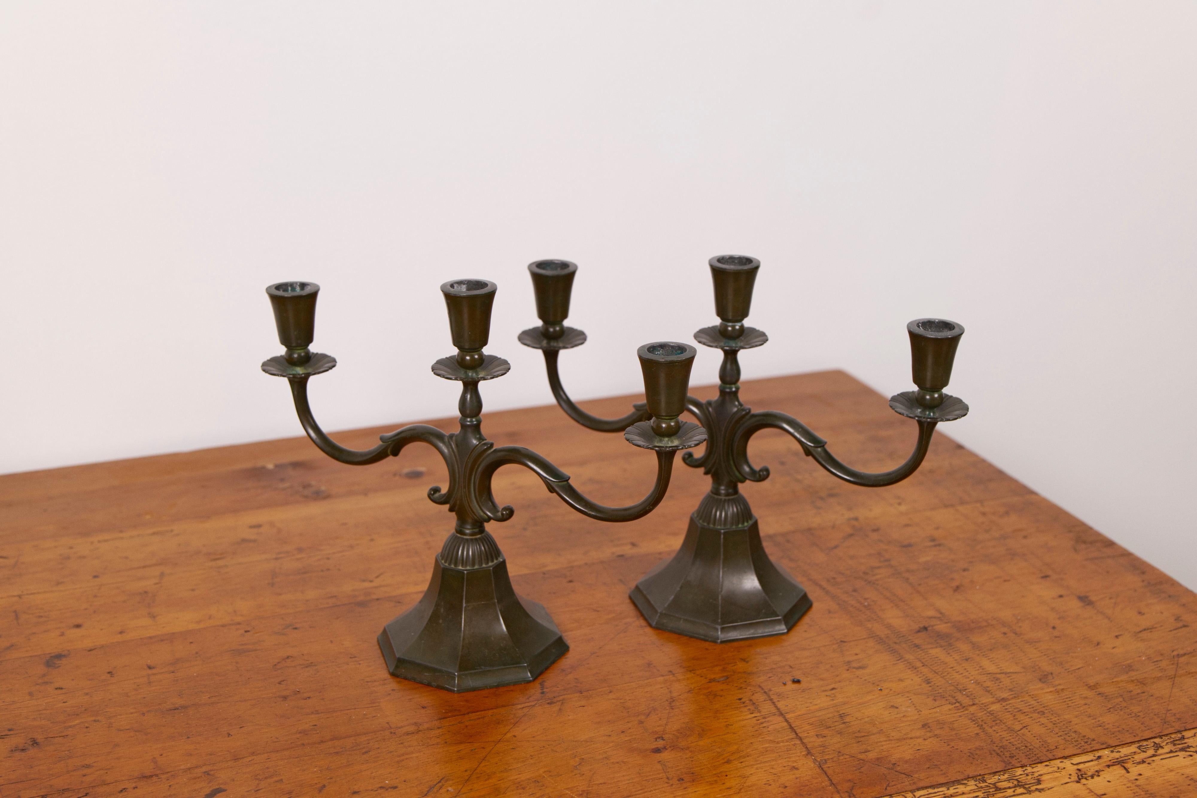 Coppia di grandi candelabri 'modello 155' in metallo disko di Just Andersen, anni '30 In condizioni buone in vendita a Balen, BE