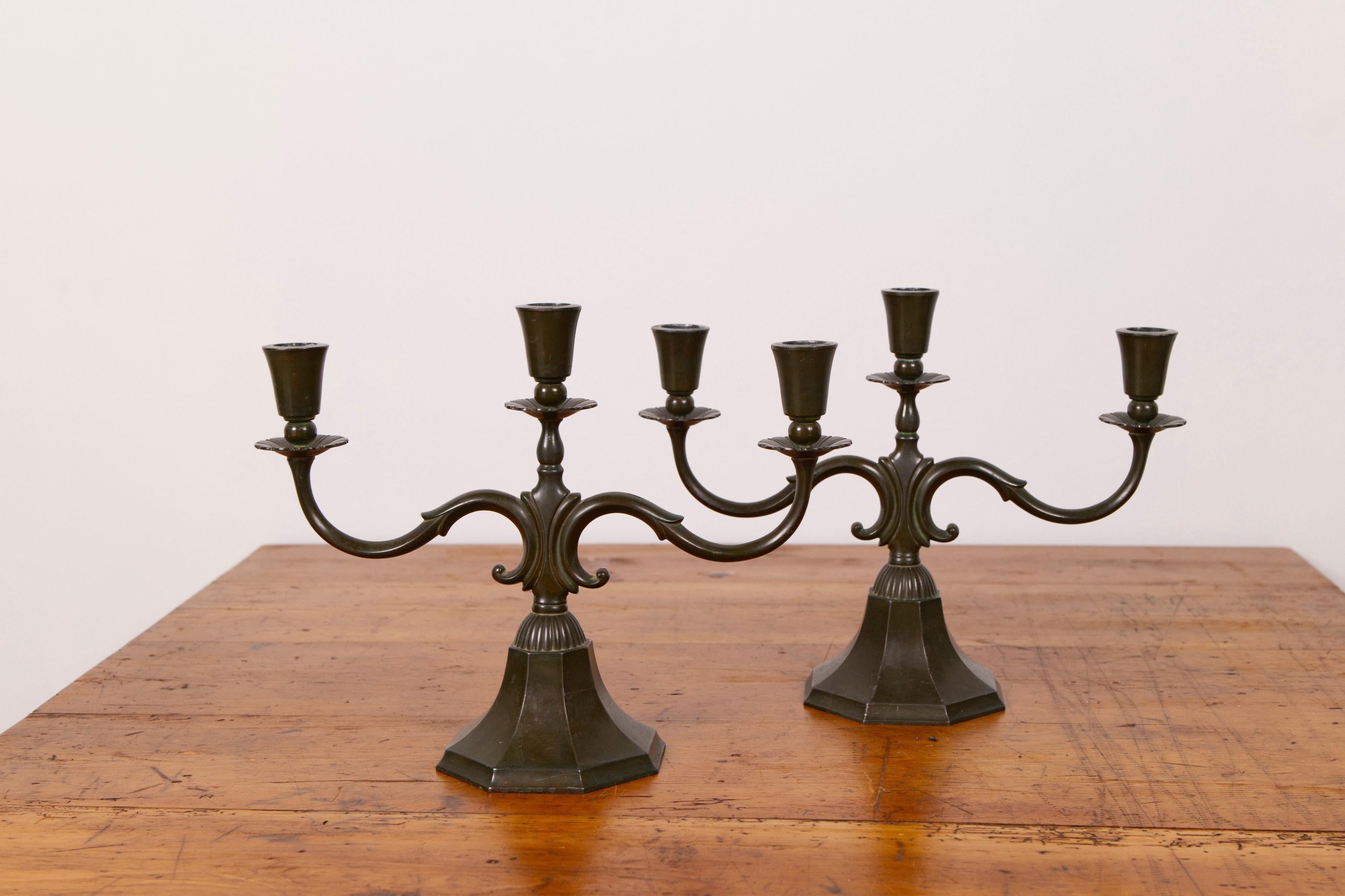 Metà XX secolo Coppia di grandi candelabri 'modello 155' in metallo disko di Just Andersen, anni '30 in vendita