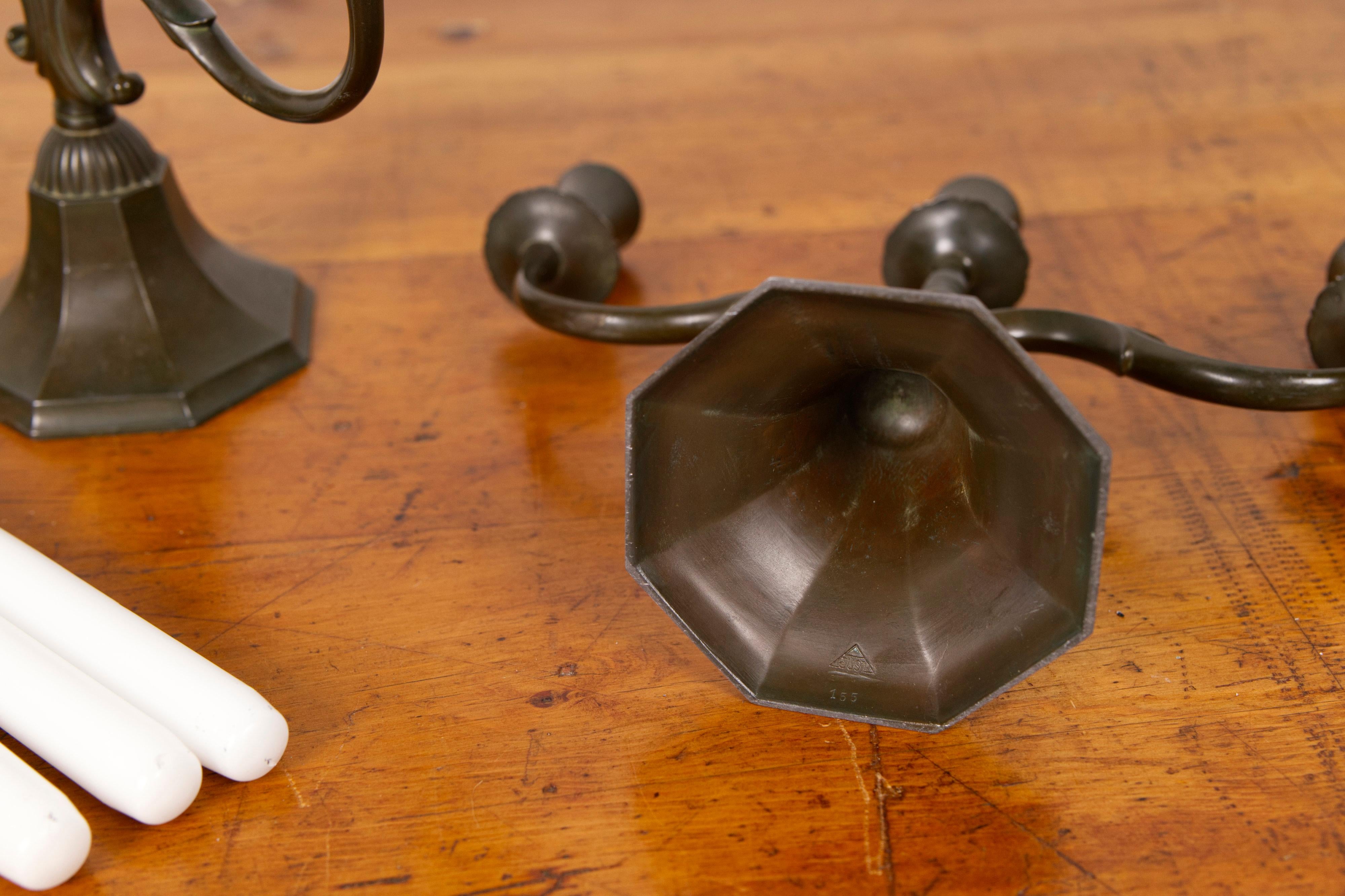 Coppia di grandi candelabri 'modello 155' in metallo disko di Just Andersen, anni '30 in vendita 1