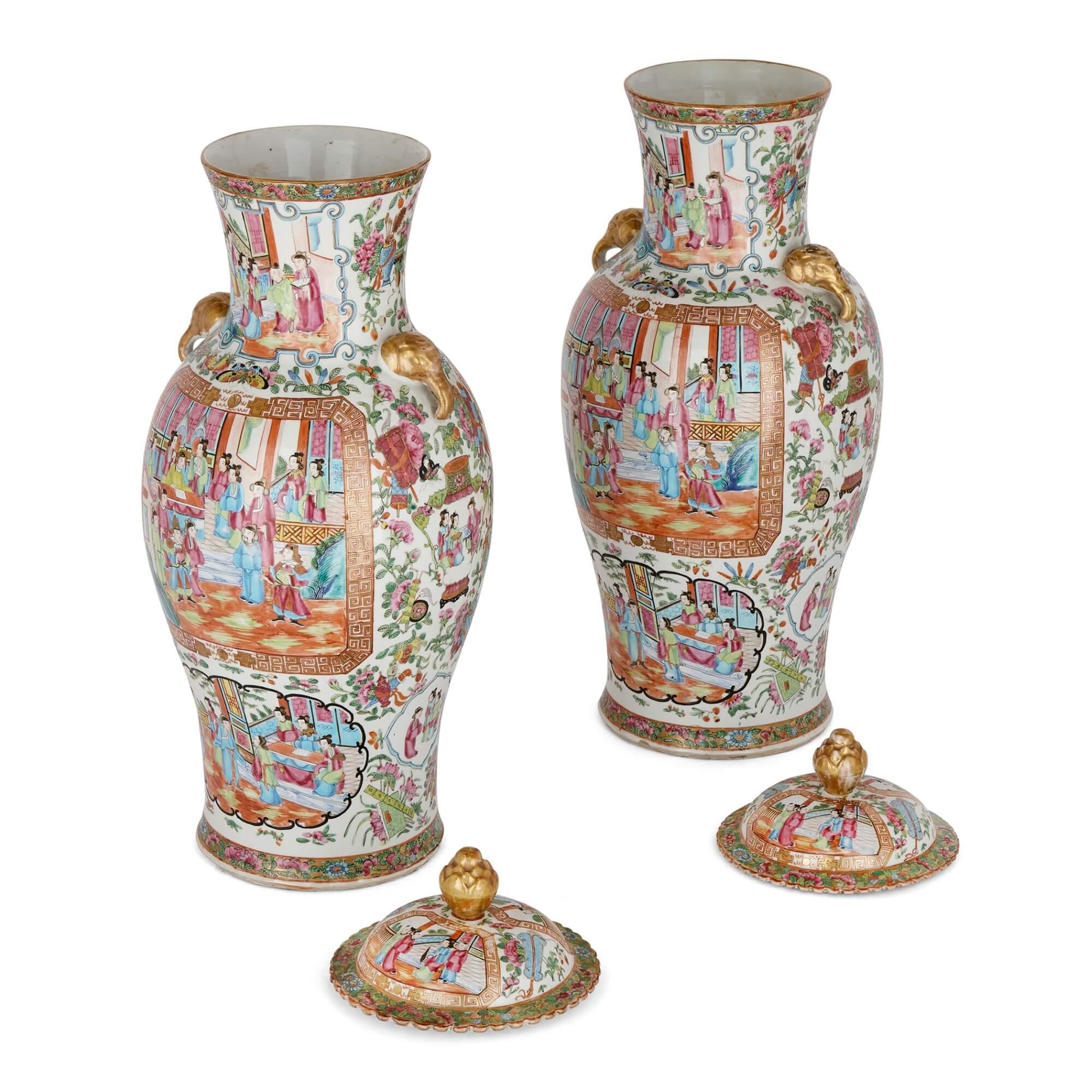 Zwei große Porzellanvasen im Canton-Stil im Stil der Famille Rose.
Chinesisch, Ende 19. Jahrhundert.
Maße: Höhe 64 cm, Durchmesser 25 cm.

Diese feinen, mit Deckeln versehenen Porzellanvasen wurden im China der Qing-Dynastie im späten 19.