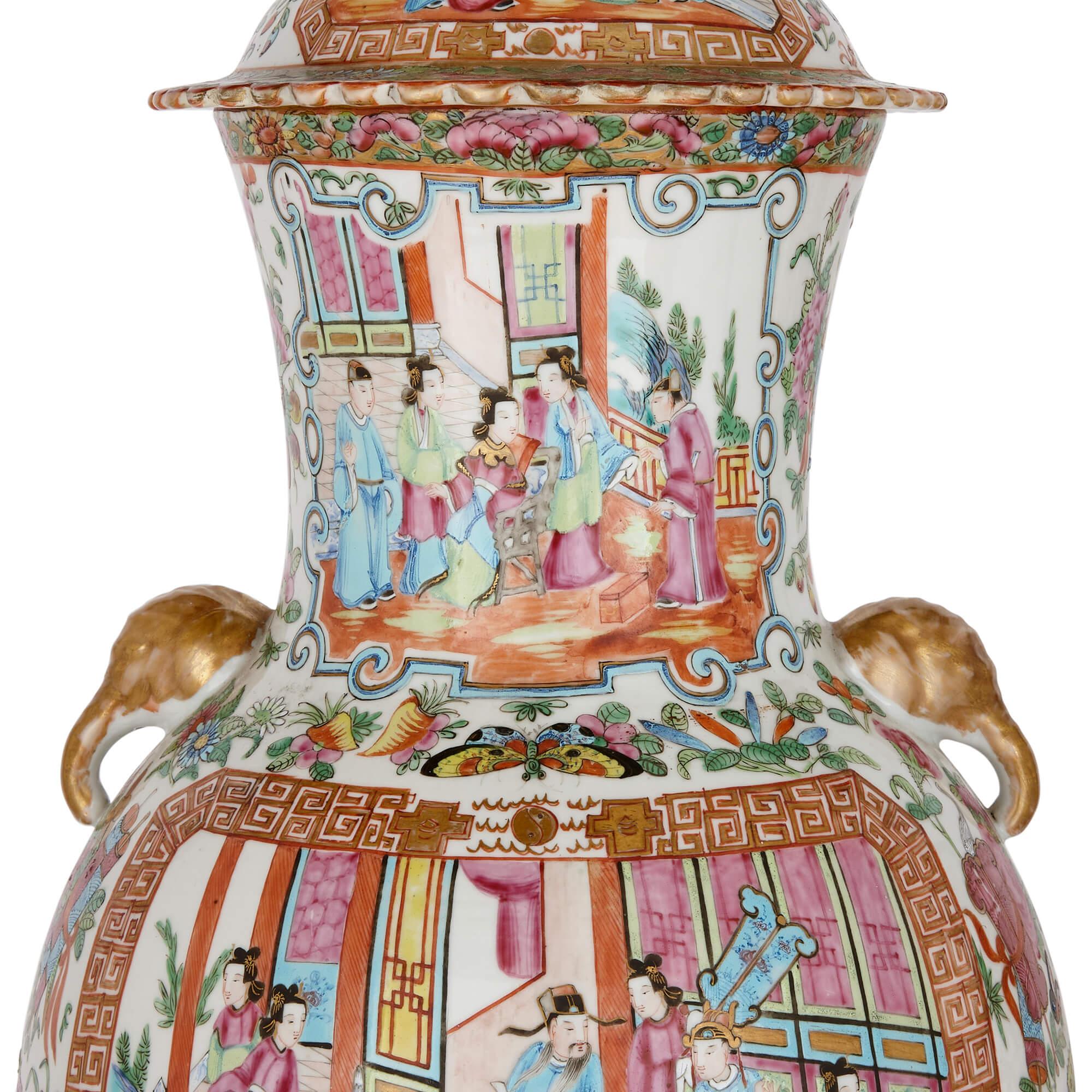 Chinois Paire de grands vases et couvercles en porcelaine Famille Rose de style Canton en vente