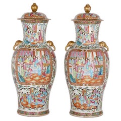 Paire de grands vases et couvercles en porcelaine Famille Rose de style Canton