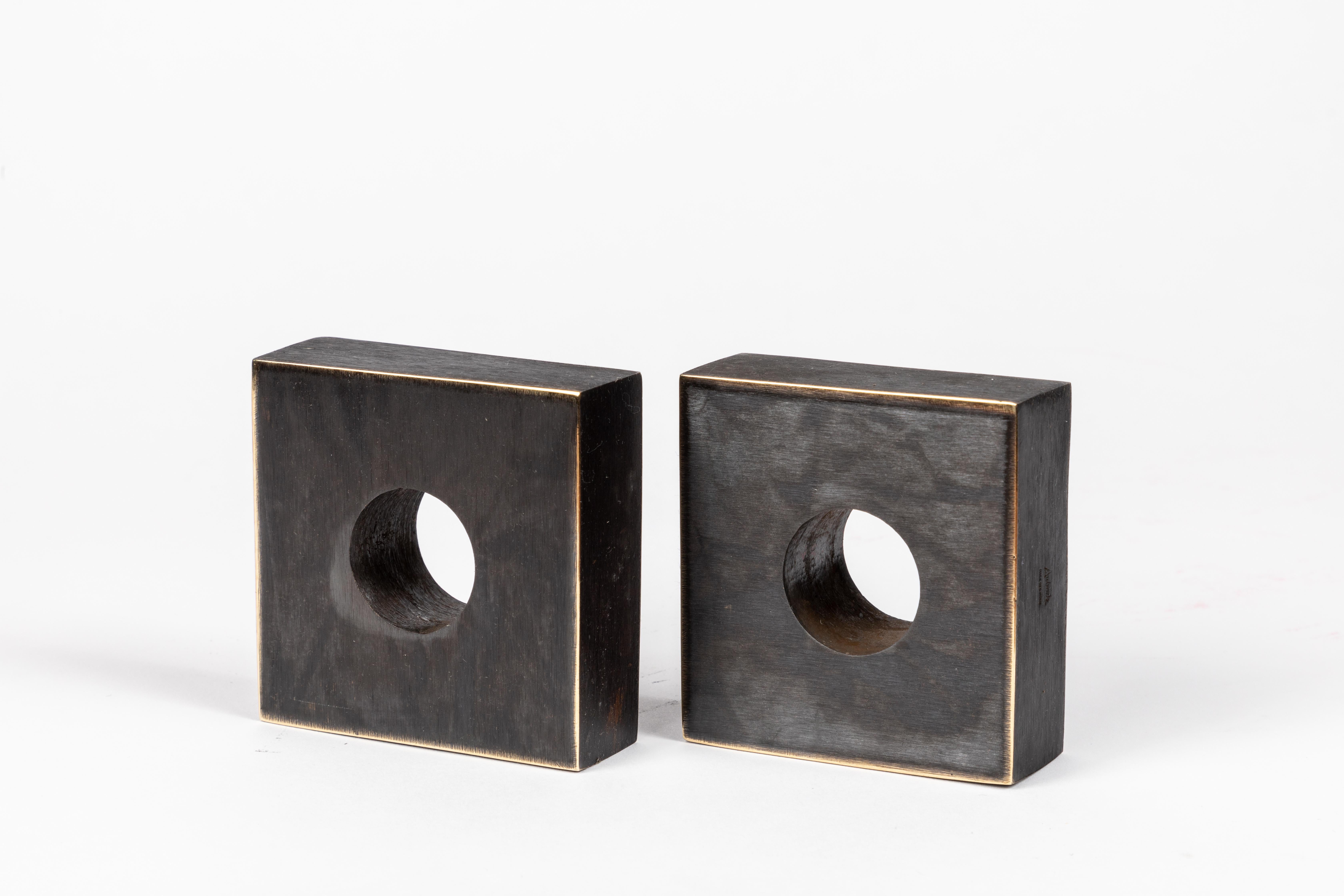 Paar Carl Aubo¨ck Modell #4575 Buchstützen aus patiniertem Messing. Dieses unglaublich raffinierte und skulpturale Paar Buchstützen wurde in den 1950er Jahren entworfen und ist aus patiniertem Messing gefertigt. 

Hergestellt von Carl Auböck IV. in