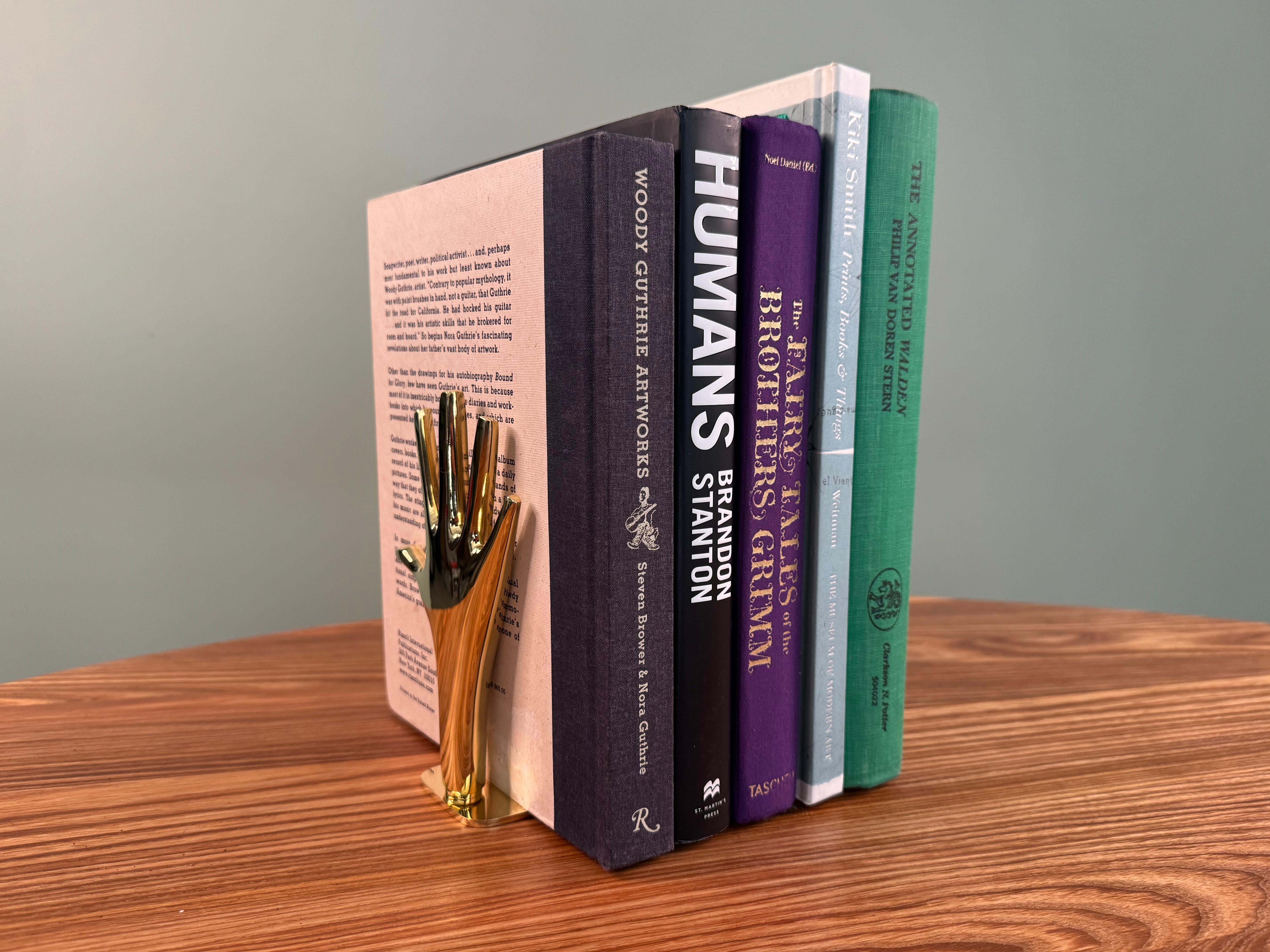 Paire de grands serre-livres en laiton Carl Aubo¨ck modèle #4219 'Hands'. Conçue dans les années 1950, cette paire de serre-livres incroyablement raffinée et sculpturale est exécutée en laiton poli. La main pivote entièrement et peut être