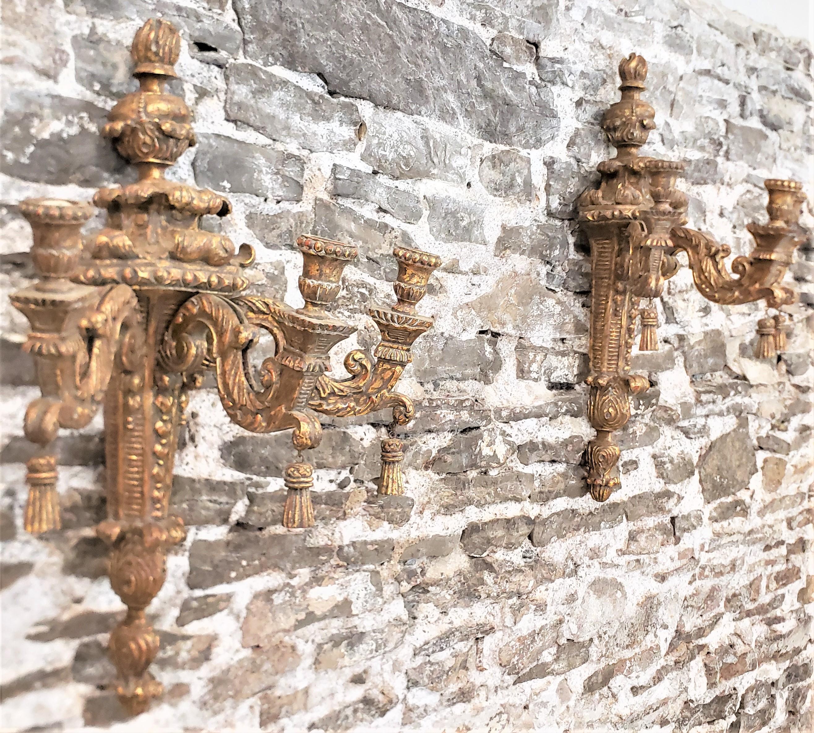 italien Paire de grandes appliques ou porte-bougies murales en bois sculpté et doré