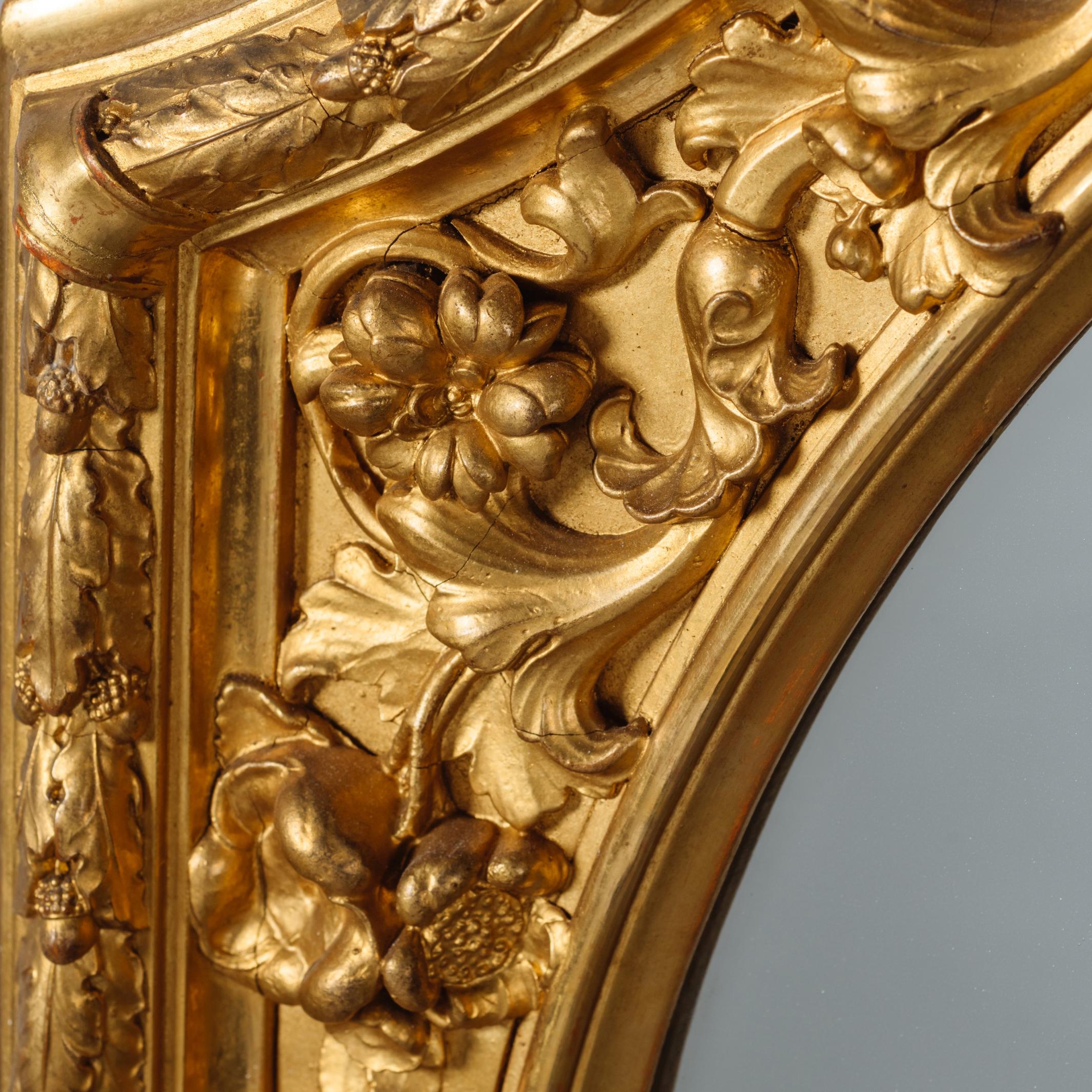 Ein schönes Paar großer geschnitzter Spiegel aus Goldholz und Gesso.

Jeder Spiegel hat eine gewölbte Spiegelplatte, die von blattgeschnitzten Bordüren eingerahmt ist.

Möglicherweise italienisch oder österreichisch, um 1870.