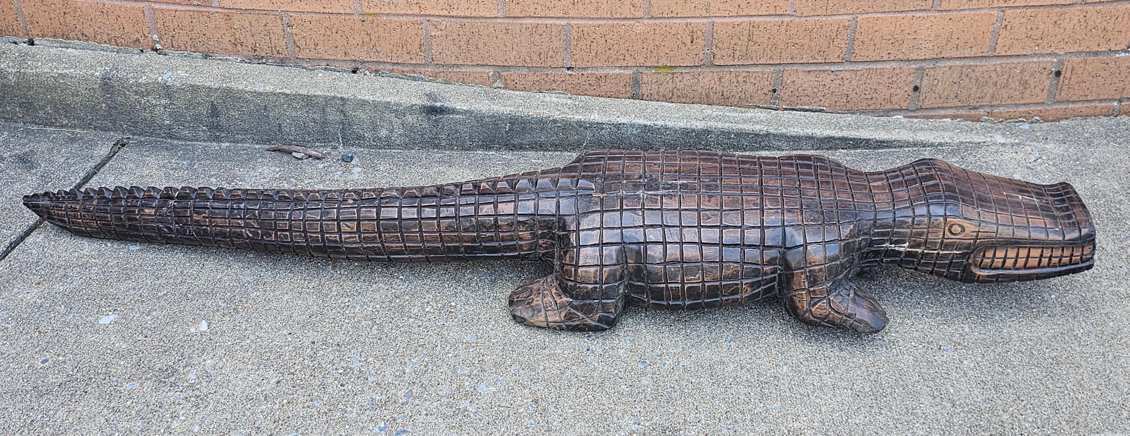 Paire de grands alligators gradués en bois dur sculpté par Racar en vente 2