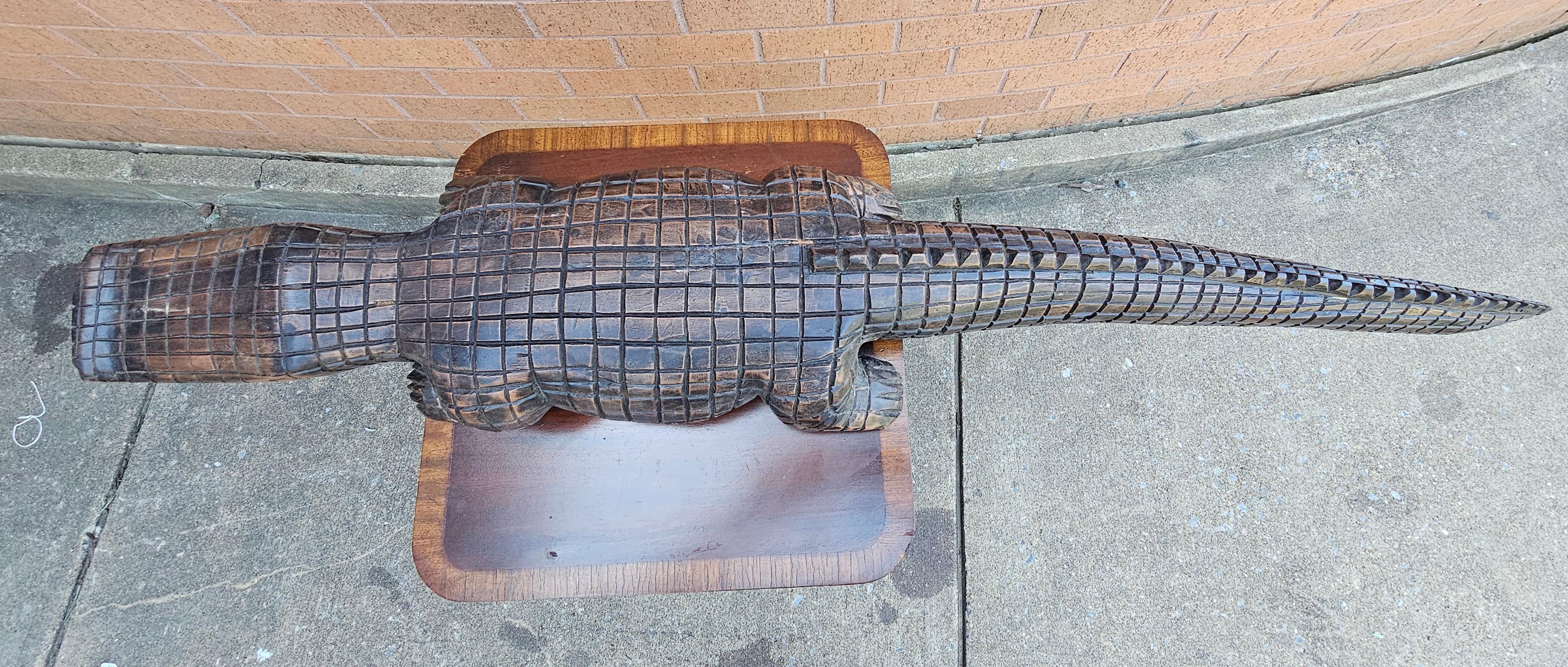 Paire de grands alligators gradués en bois dur sculpté par Racar en vente 3