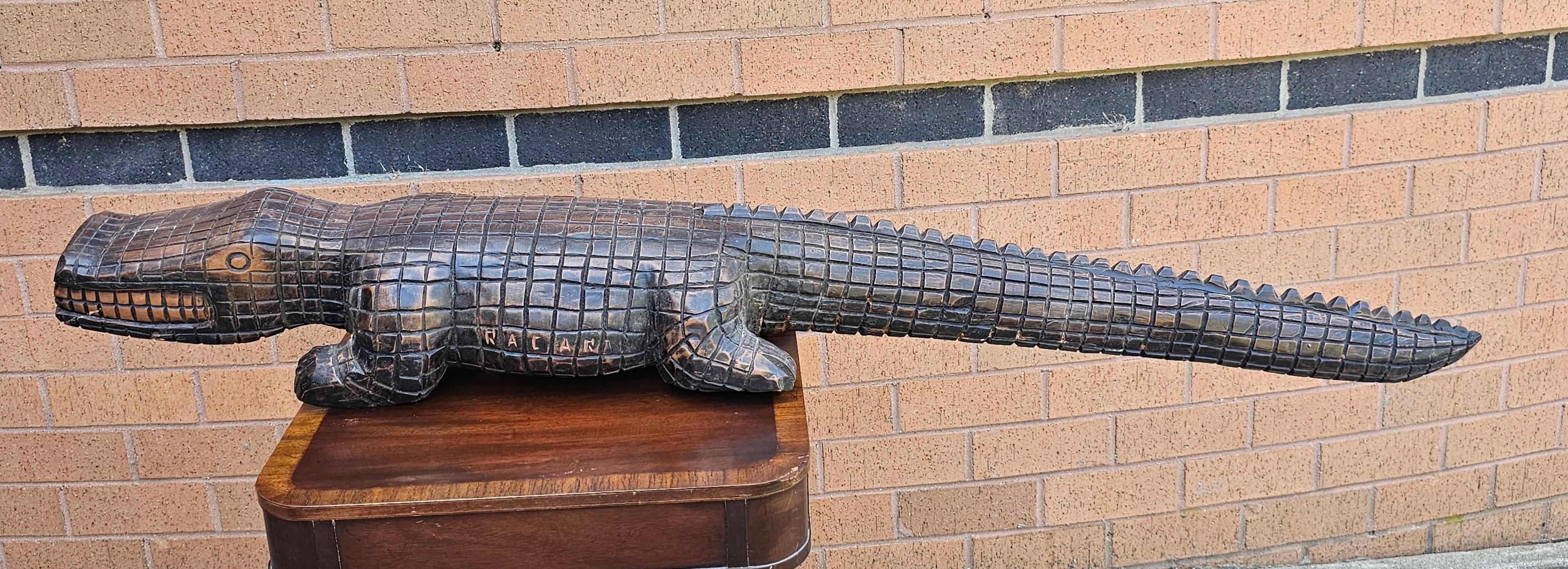 Paire de grands alligators gradués en bois dur sculpté par Racar en vente 4