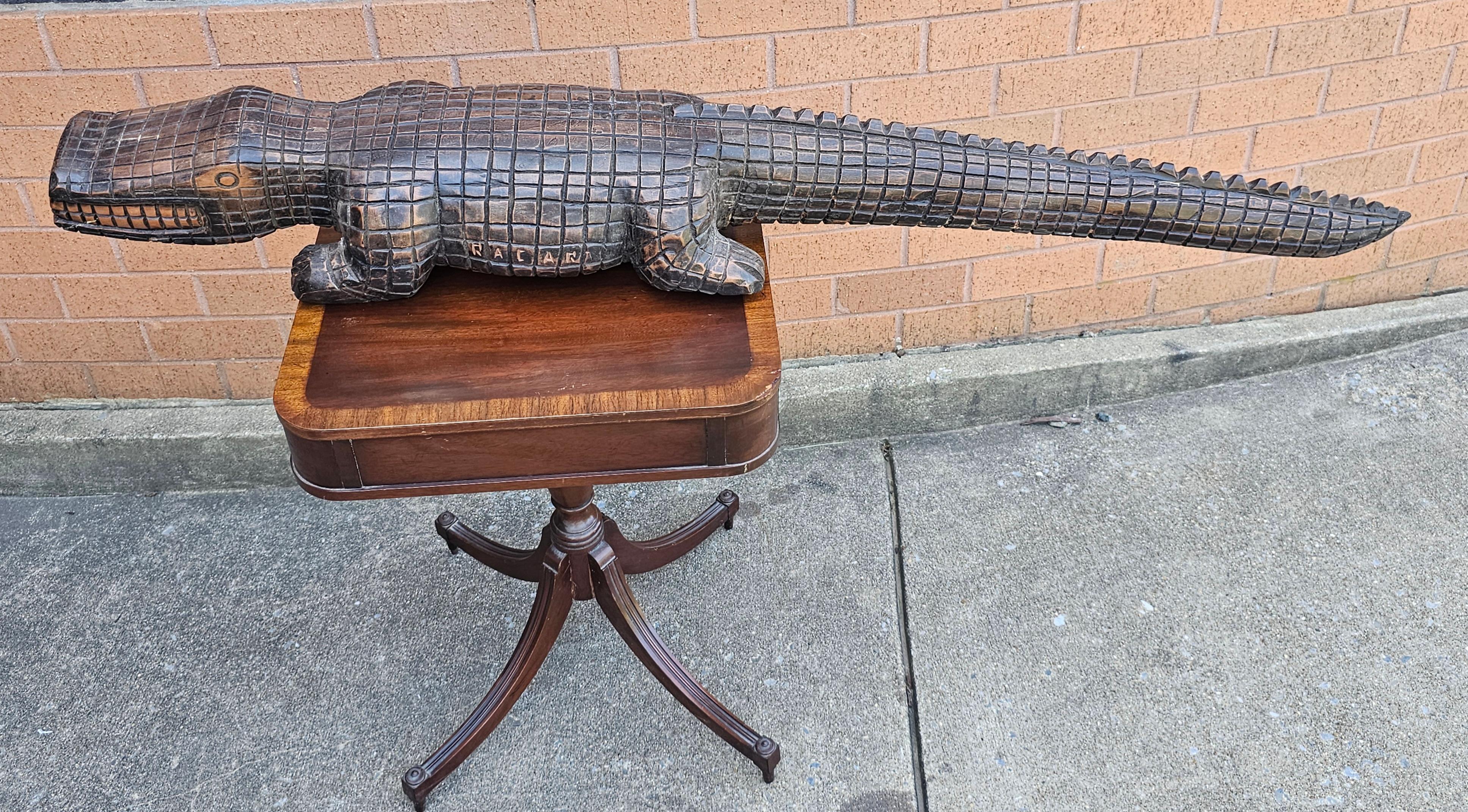 Paire de grands alligators gradués en bois dur sculpté par Racar en vente 5