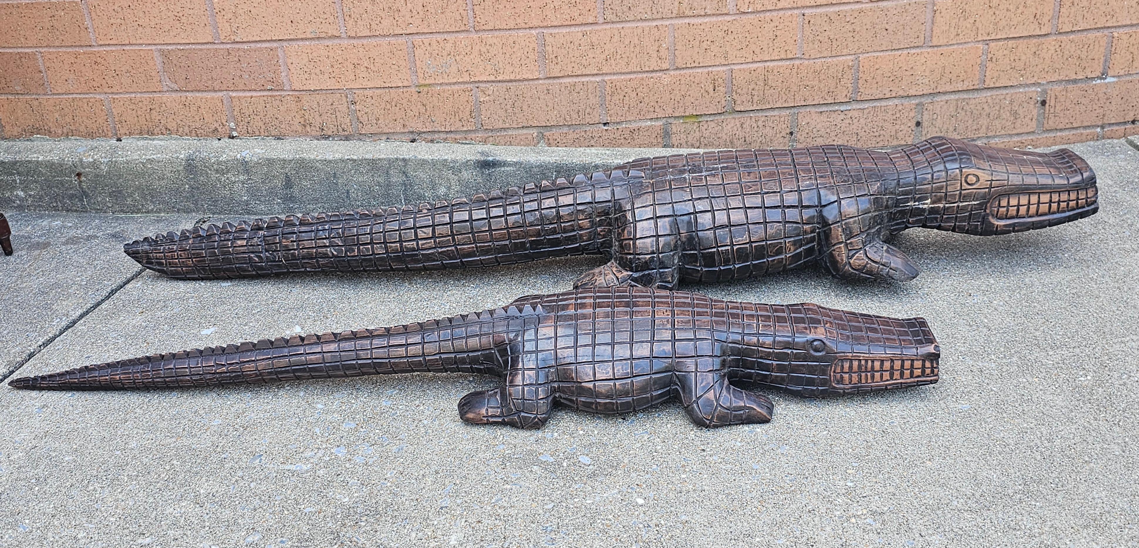 Mid-Century Modern Paire de grands alligators gradués en bois dur sculpté par Racar en vente