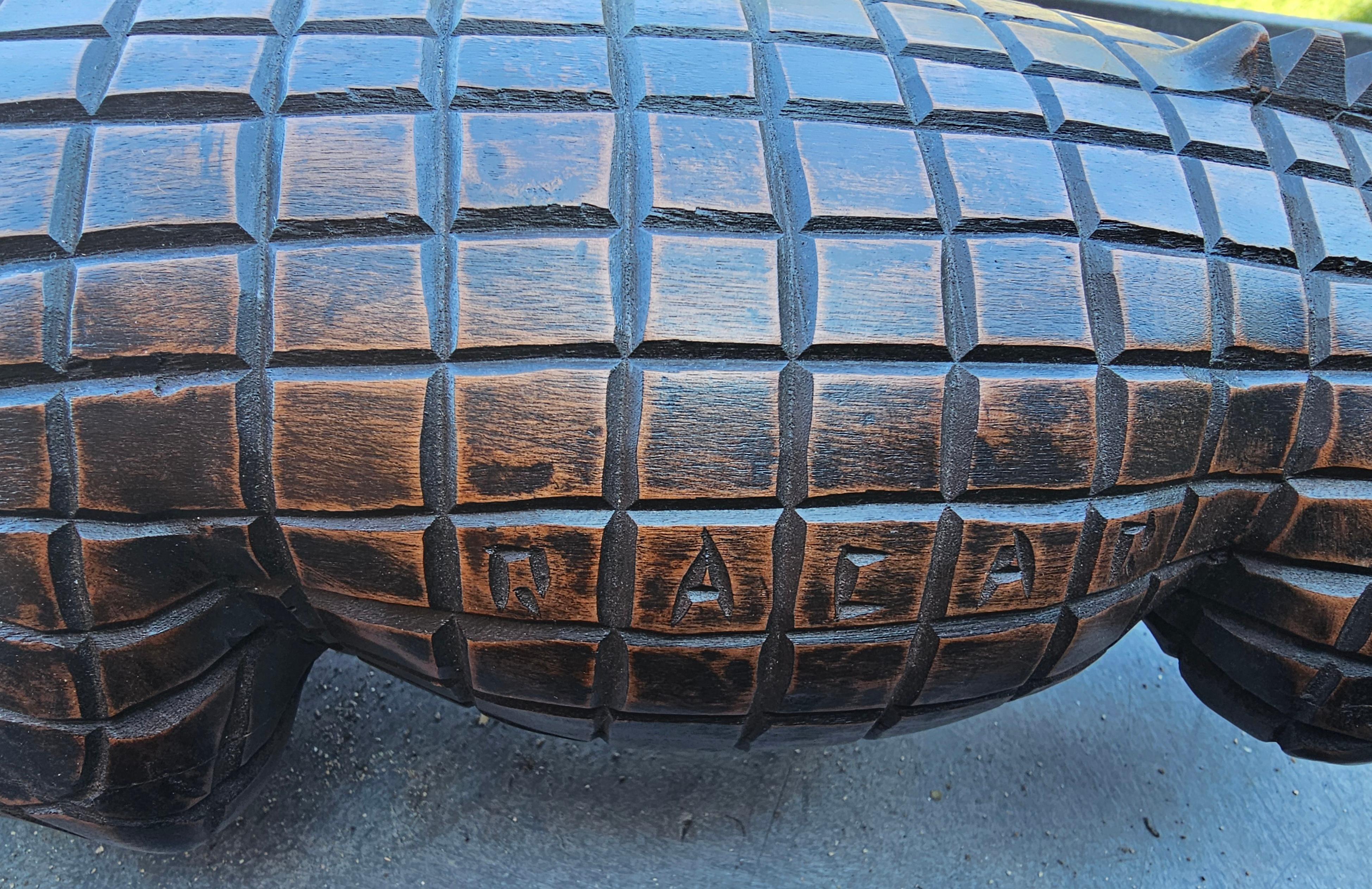 Tacheté Paire de grands alligators gradués en bois dur sculpté par Racar en vente