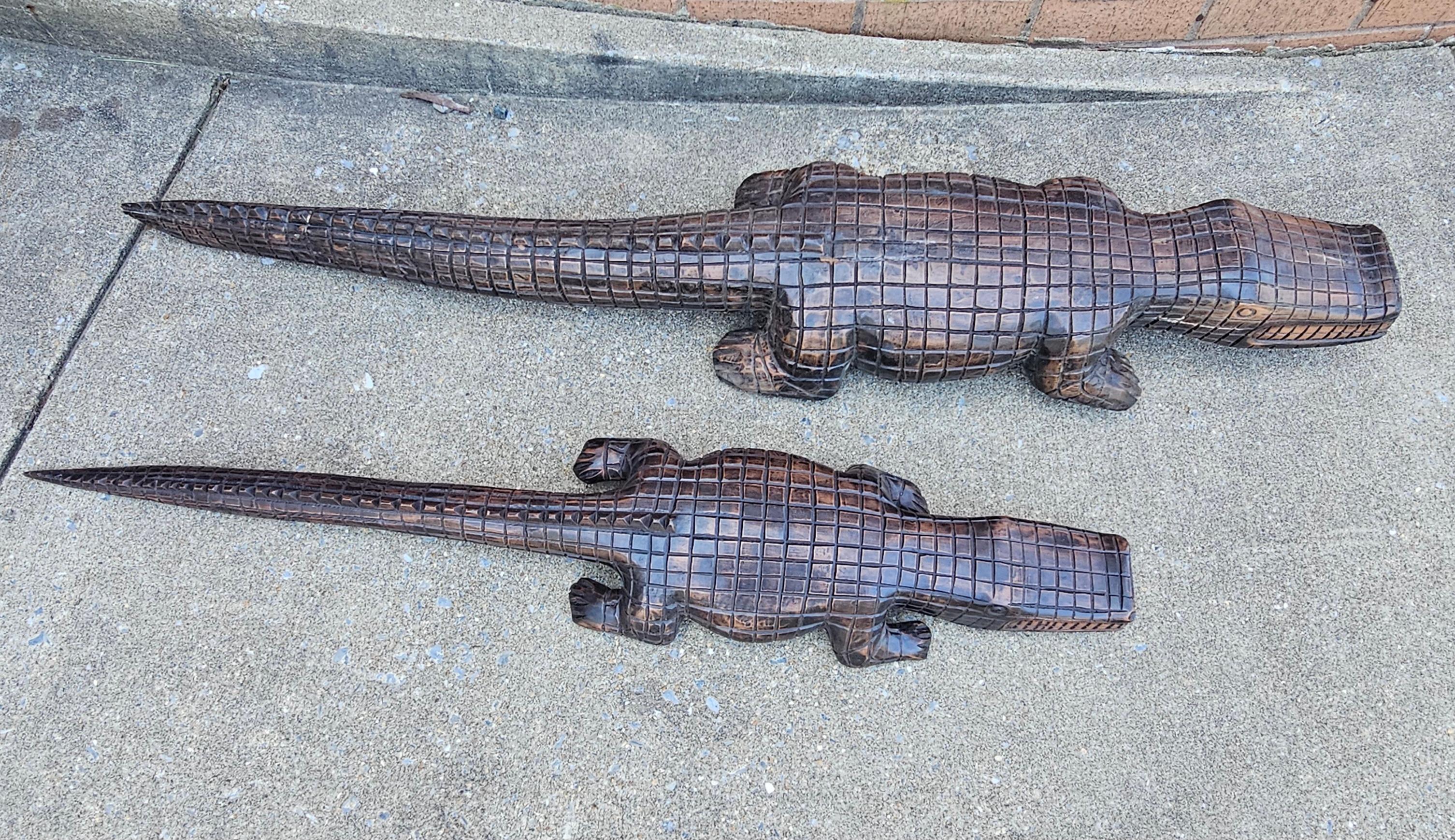 Paire de grands alligators gradués en bois dur sculpté par Racar Bon état - En vente à Germantown, MD