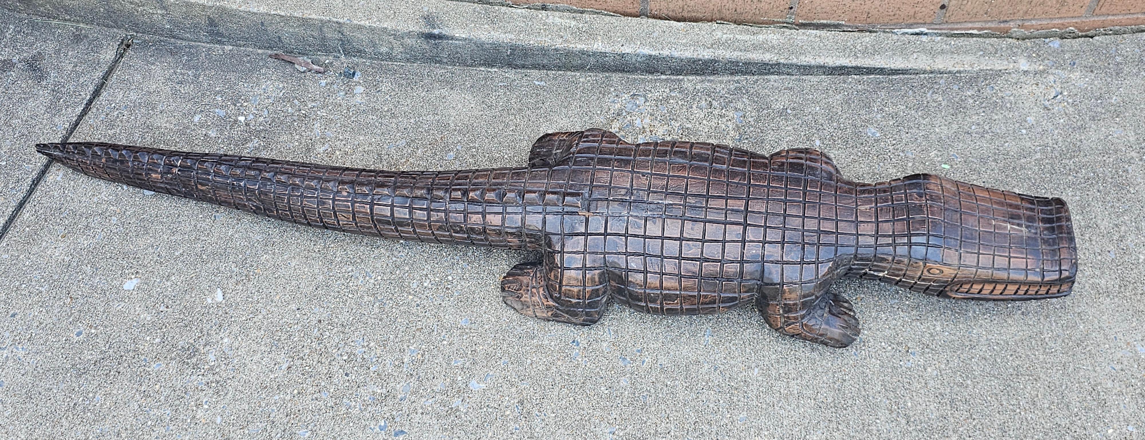 20ième siècle Paire de grands alligators gradués en bois dur sculpté par Racar en vente