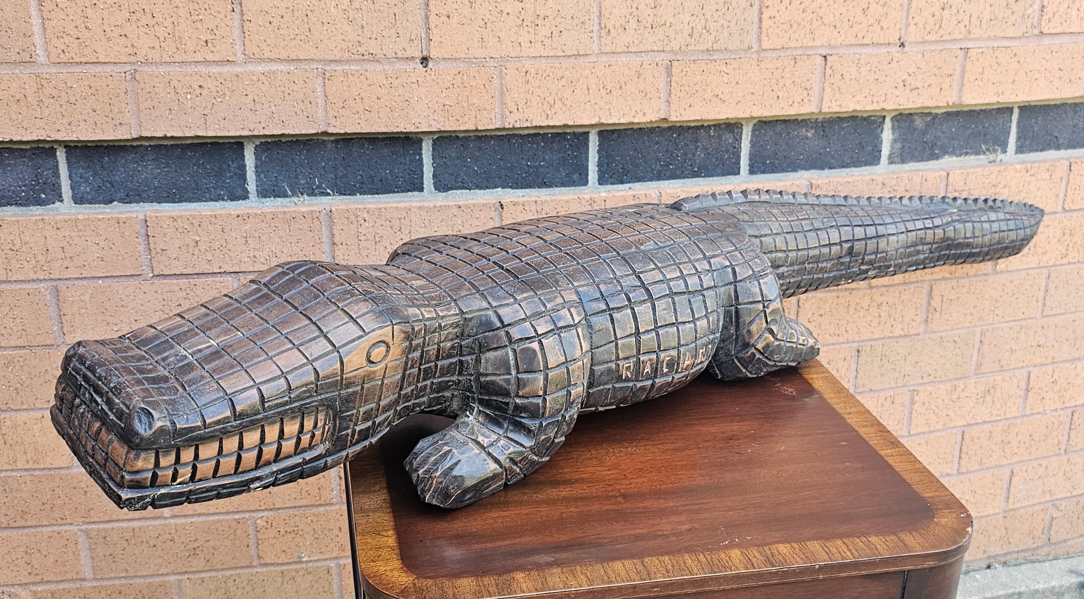 Bois de feuillus Paire de grands alligators gradués en bois dur sculpté par Racar en vente