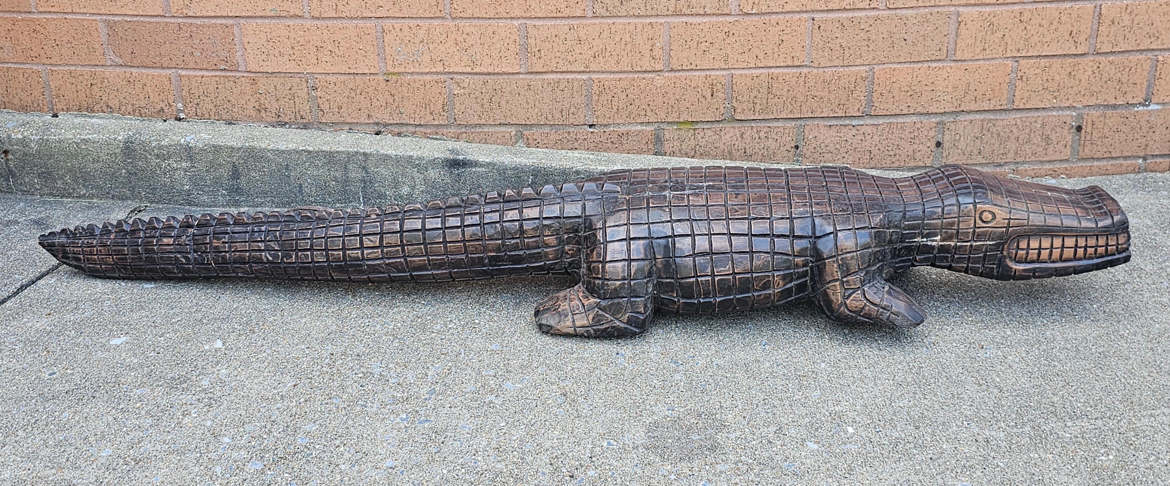 Paire de grands alligators gradués en bois dur sculpté par Racar en vente 1