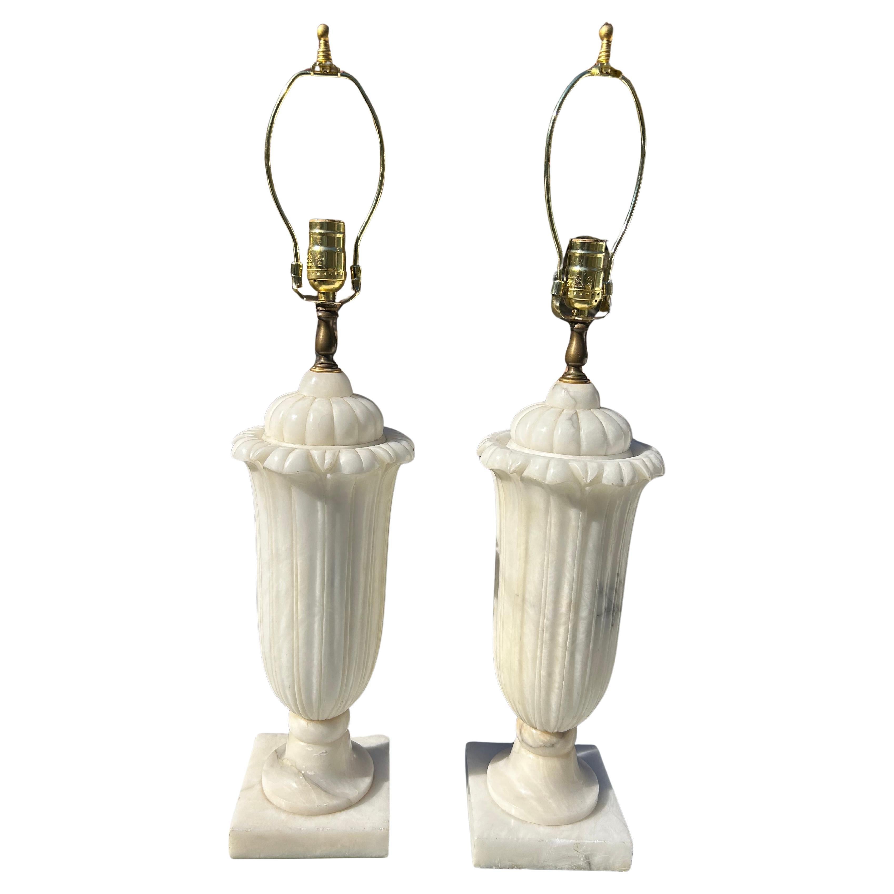 Paire de grandes lampes en albâtre italien sculpté