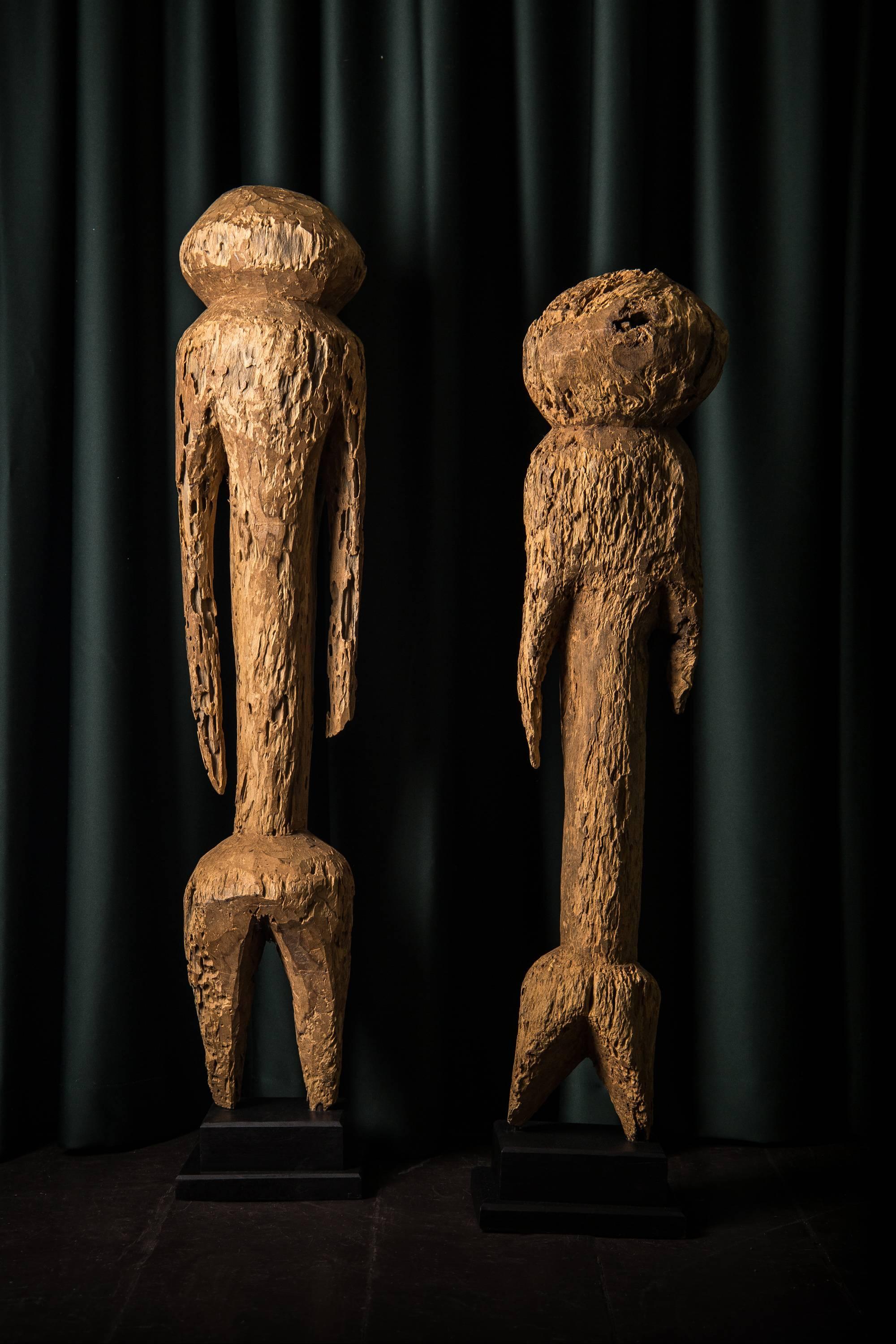 Llamativas por su forma, de madera clara muy texturizada, dos figuras antropomorfas muy estilizadas talladas por el pueblo Moba de Togo, en África Occidental. Lo más probable es que estas formas fueran propiedad de una familia o clan y desempeñaran
