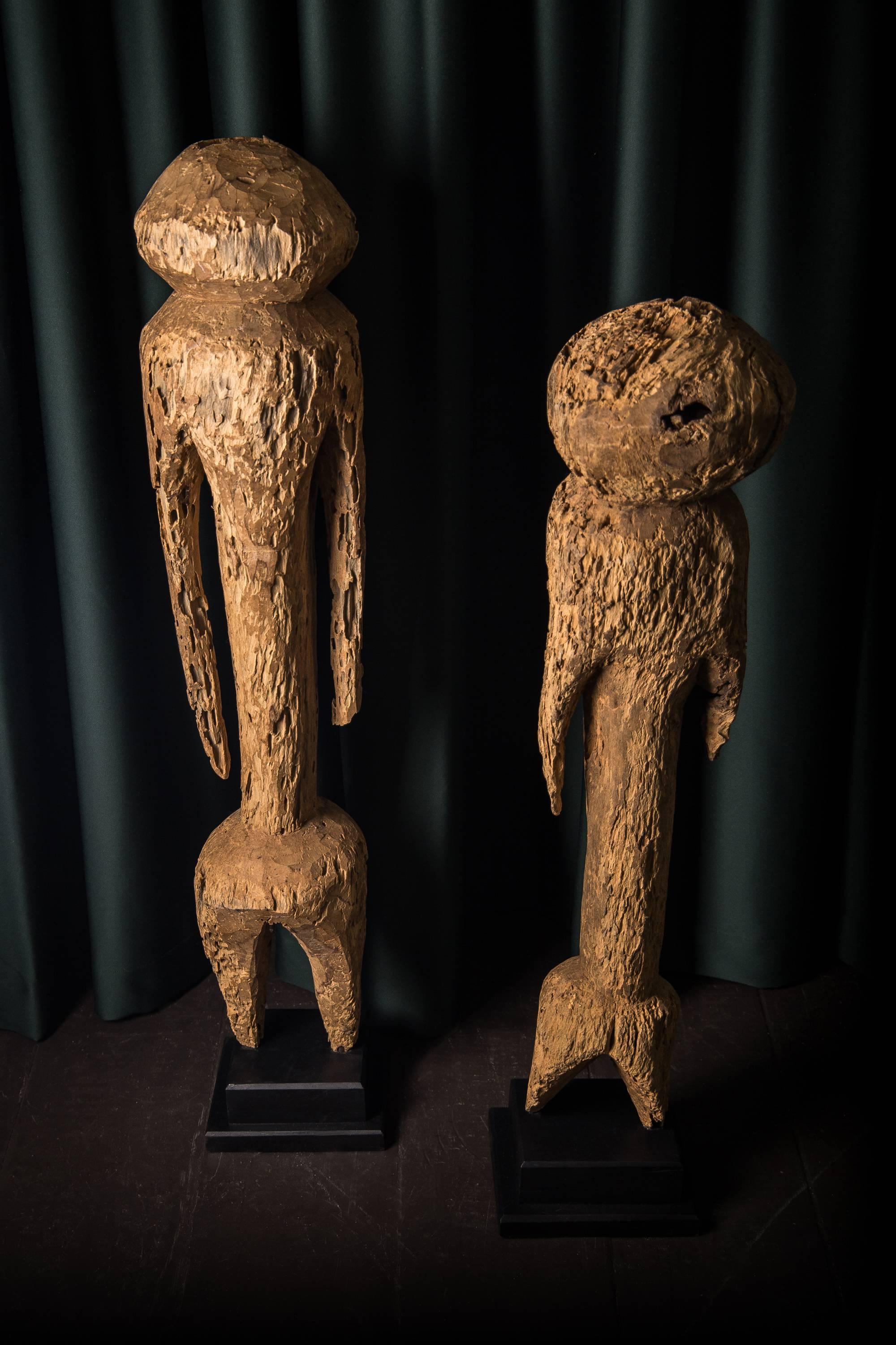 Pareja de grandes figuras escultóricas Moba Tchitchiri talladas, Togo, hacia 1930 Tribal en venta