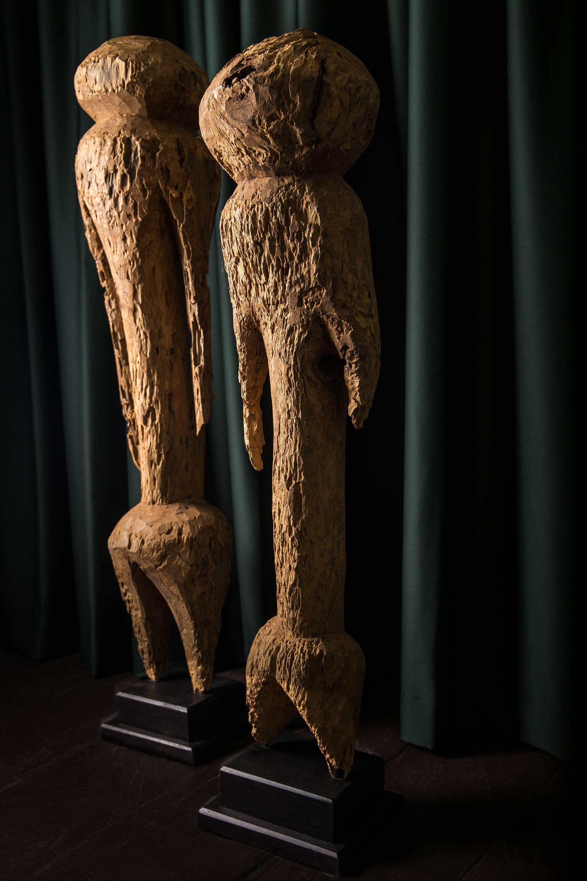 Pareja de grandes figuras escultóricas Moba Tchitchiri talladas, Togo, hacia 1930 Togolés en venta