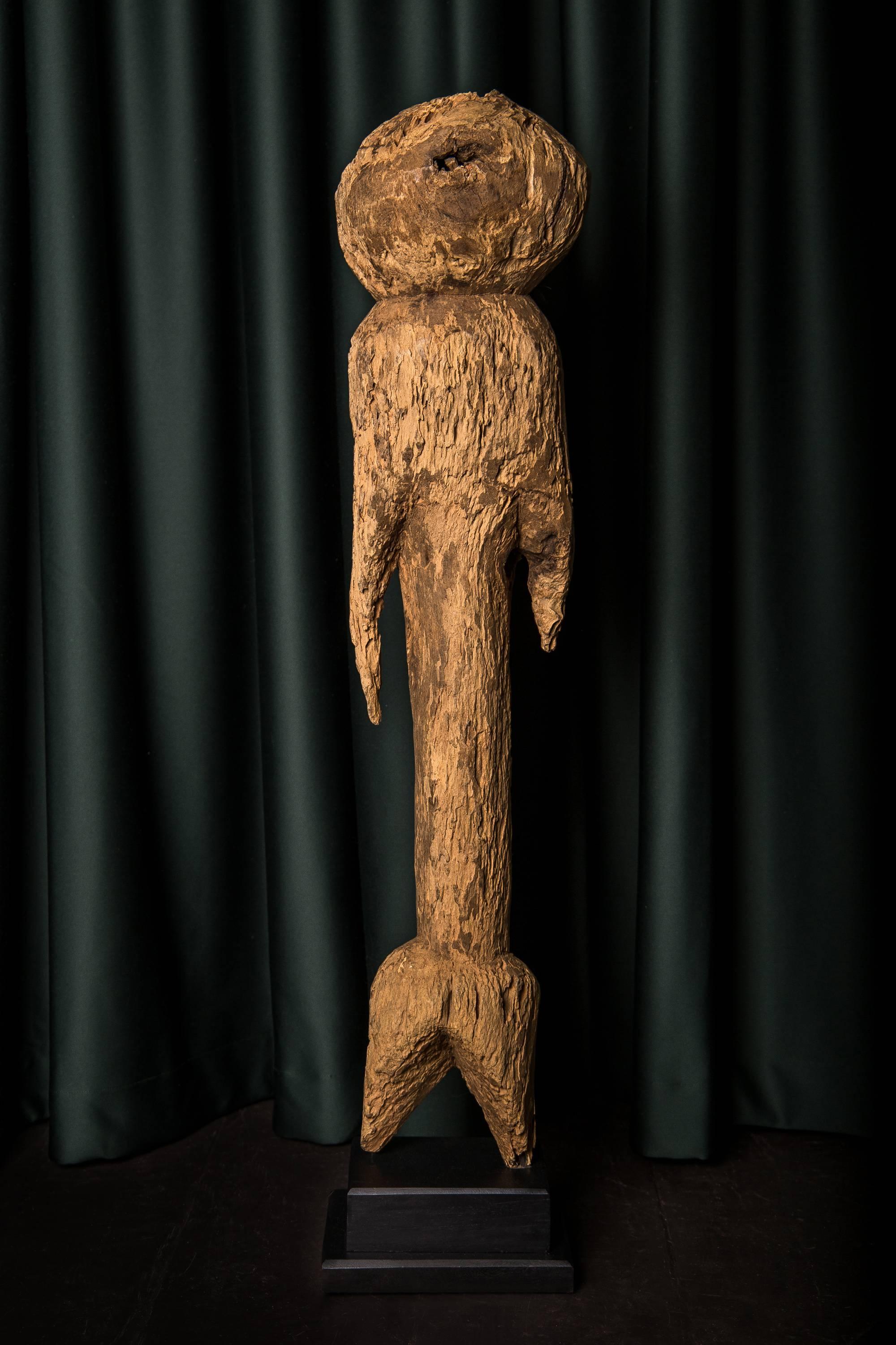 Pareja de grandes figuras escultóricas Moba Tchitchiri talladas, Togo, hacia 1930 mediados del siglo XX en venta