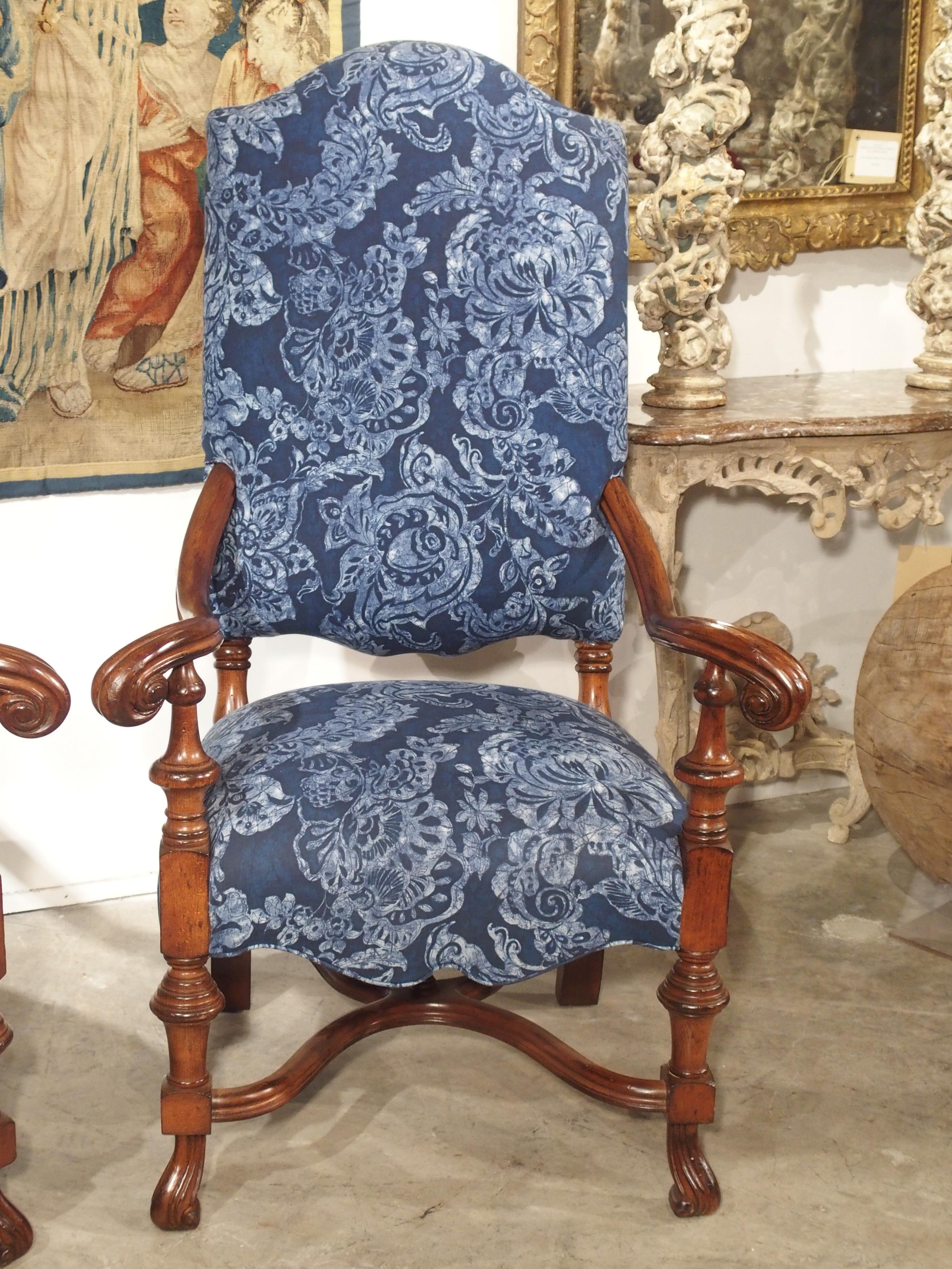 Pair of Large Carved Oak Armchairs from Spain, 20th Century In Good Condition In Dallas, TX