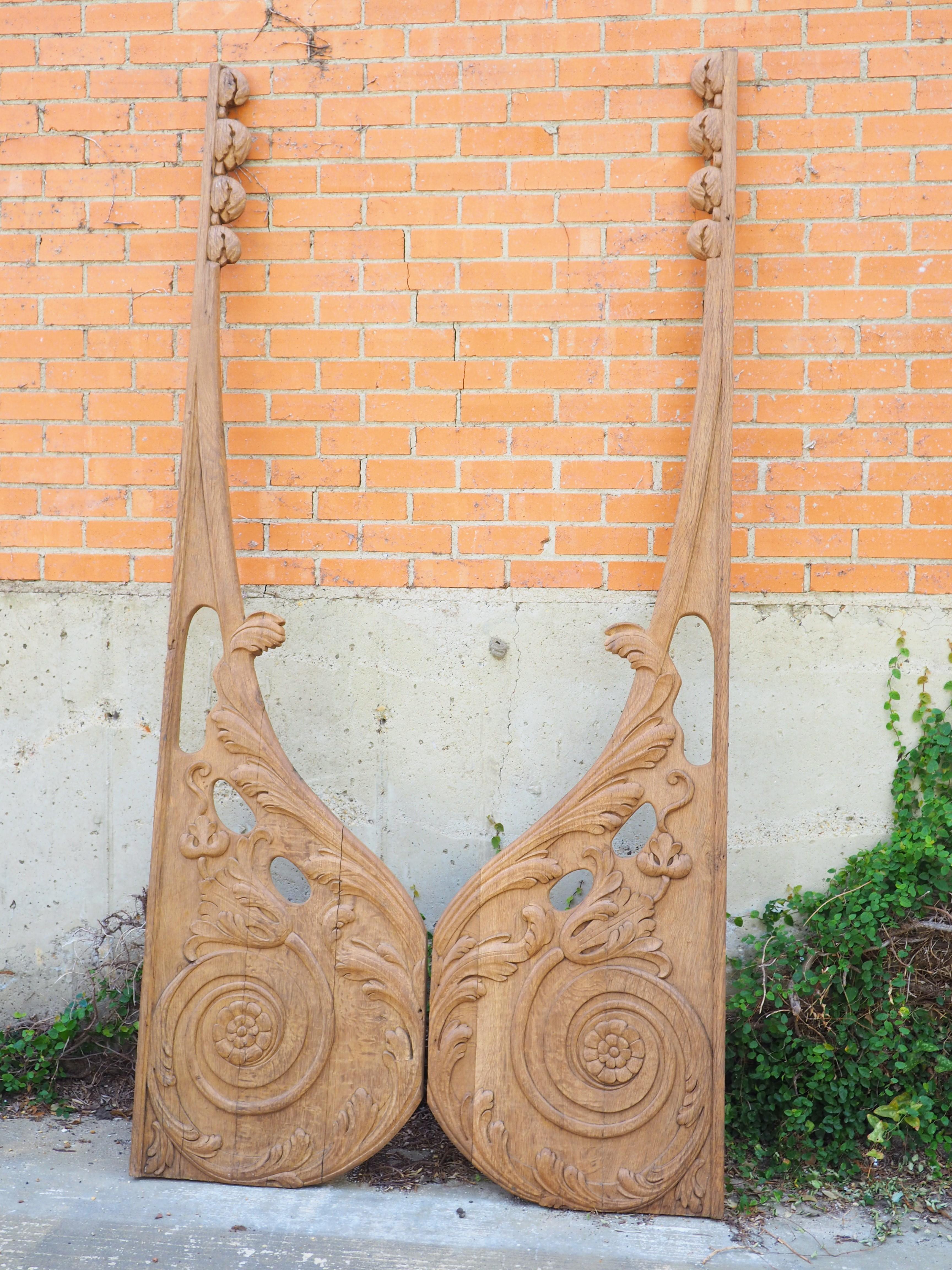 Paire de grands éléments de boiserie en chêne sculpté de Normandie, France, vers 1880 en vente 11