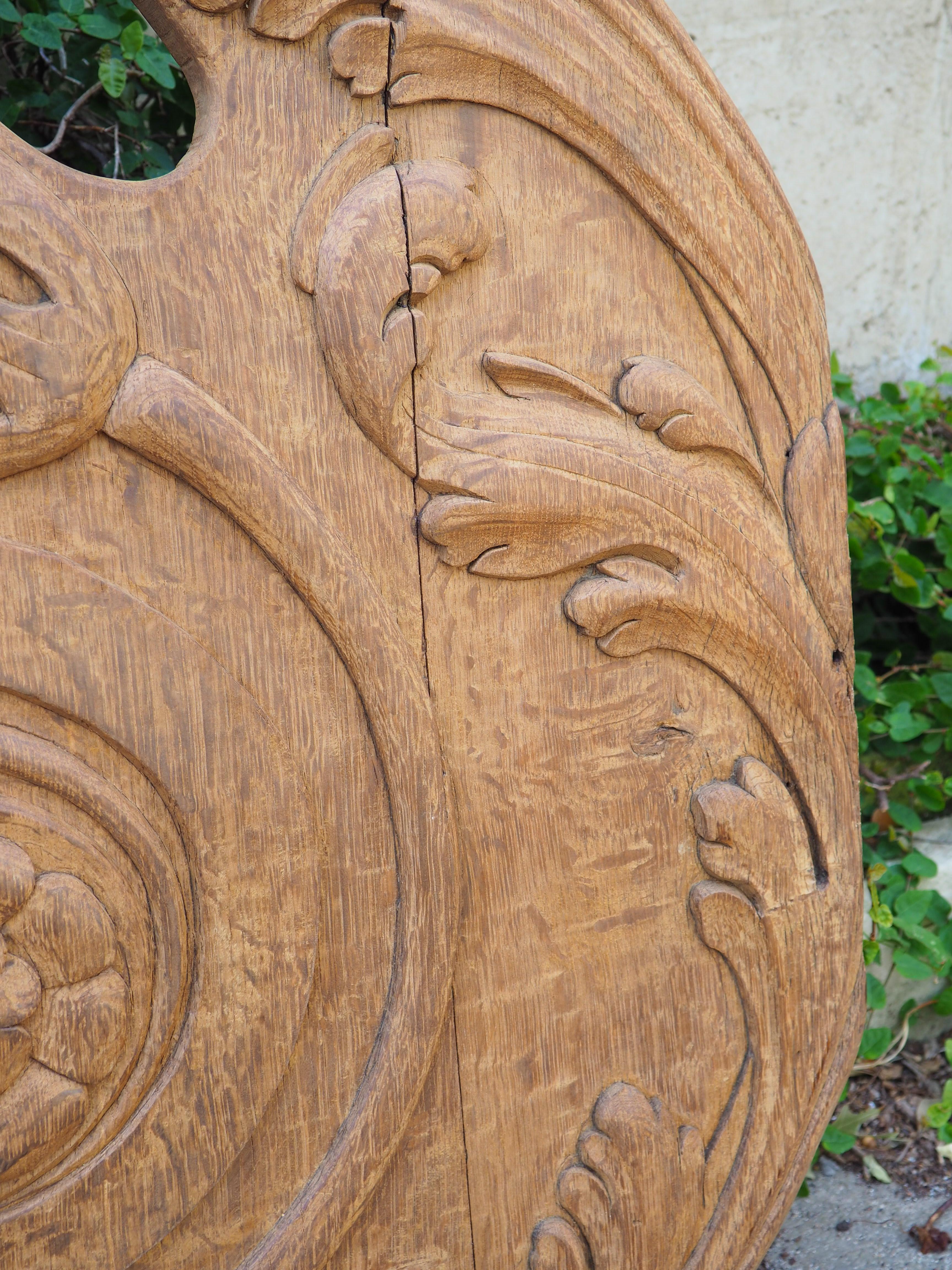 Cette paire de grands éléments de boiserie en chêne a été sculptée en Normandie, en France, vers 1880. Boiserie est le terme français pour 
