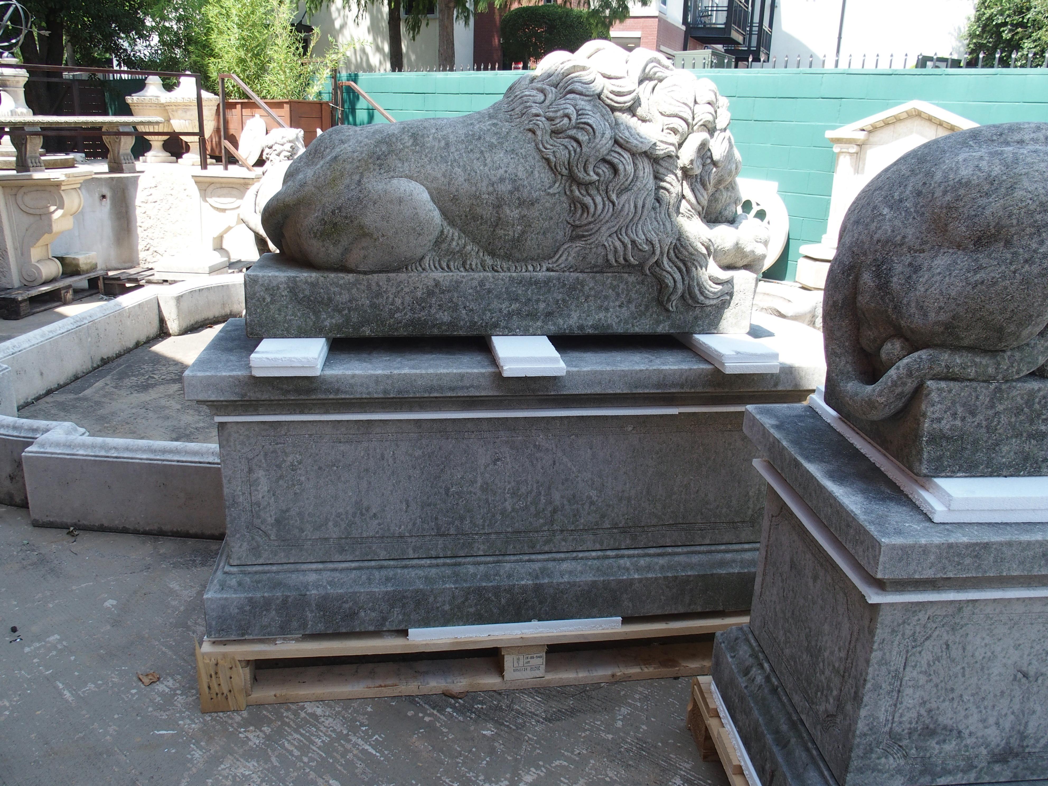 Paire de grands lions sculptés sur des piédestaux, le endormi et le vigilant en vente 4