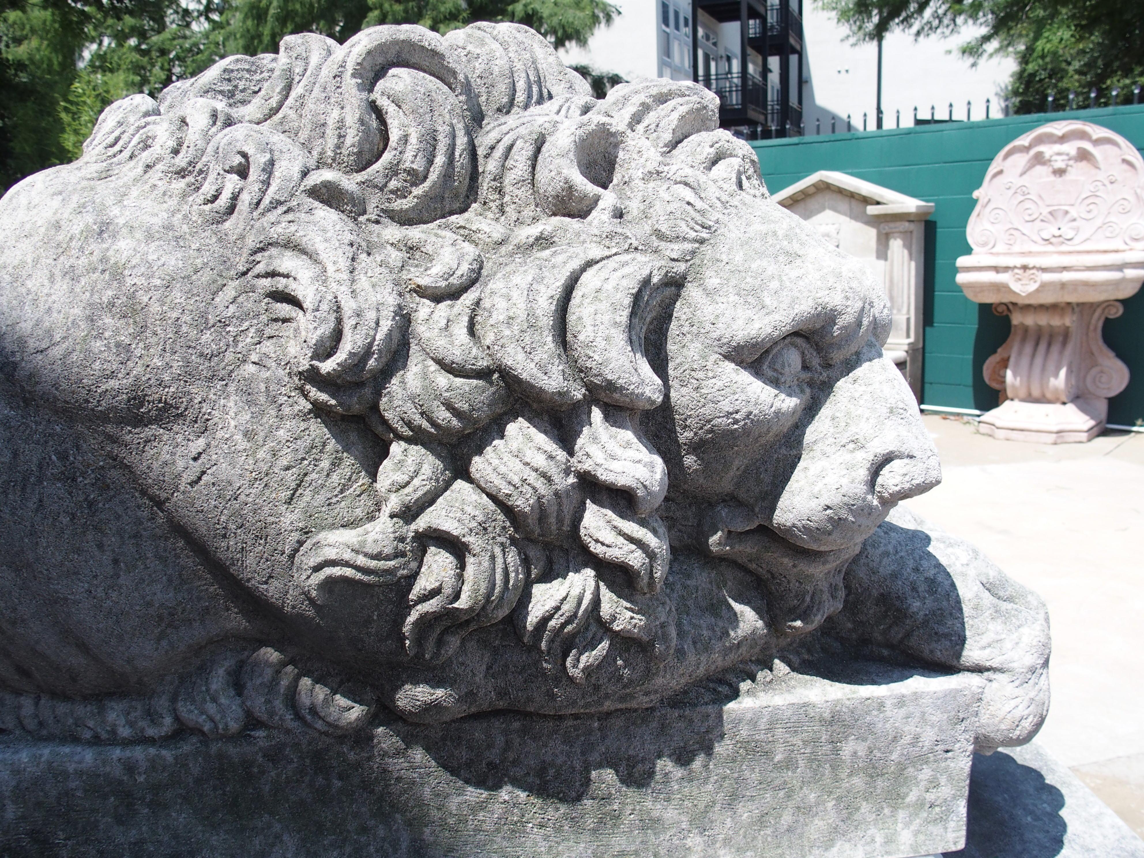 Paire de grands lions sculptés sur des piédestaux, le endormi et le vigilant en vente 5