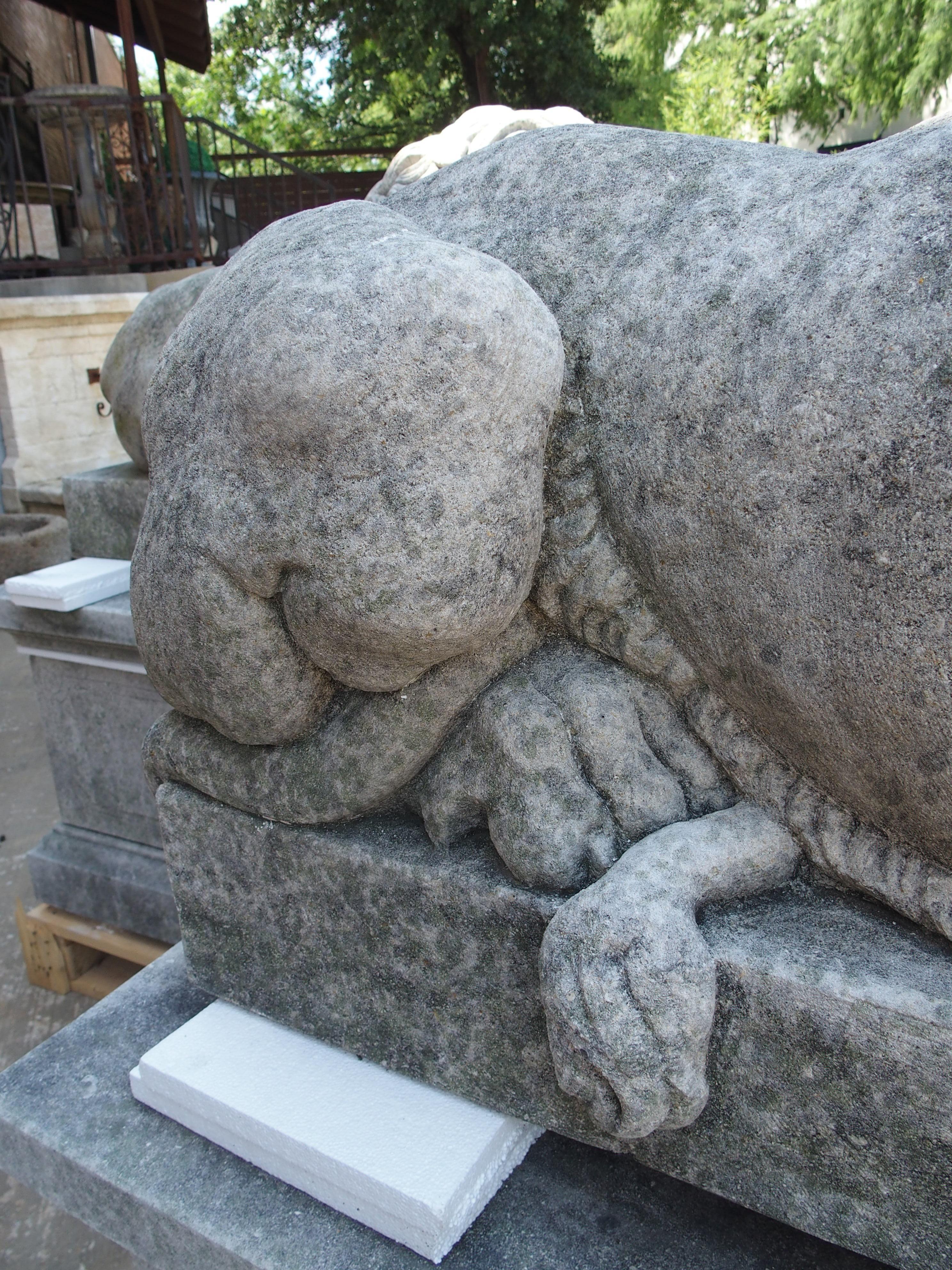 Paire de grands lions sculptés sur des piédestaux, le endormi et le vigilant en vente 6