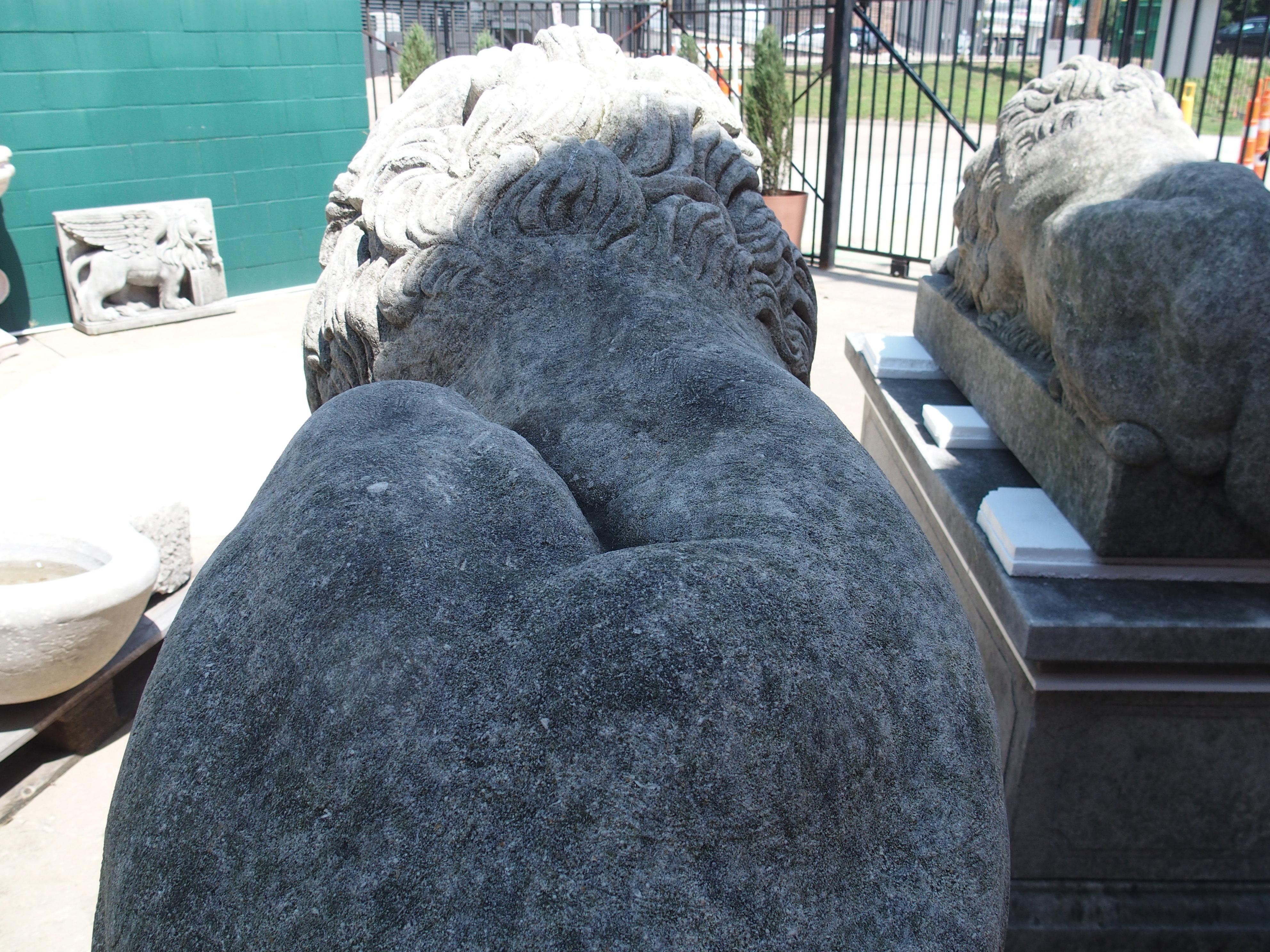 Paire de grands lions sculptés sur des piédestaux, le endormi et le vigilant en vente 9