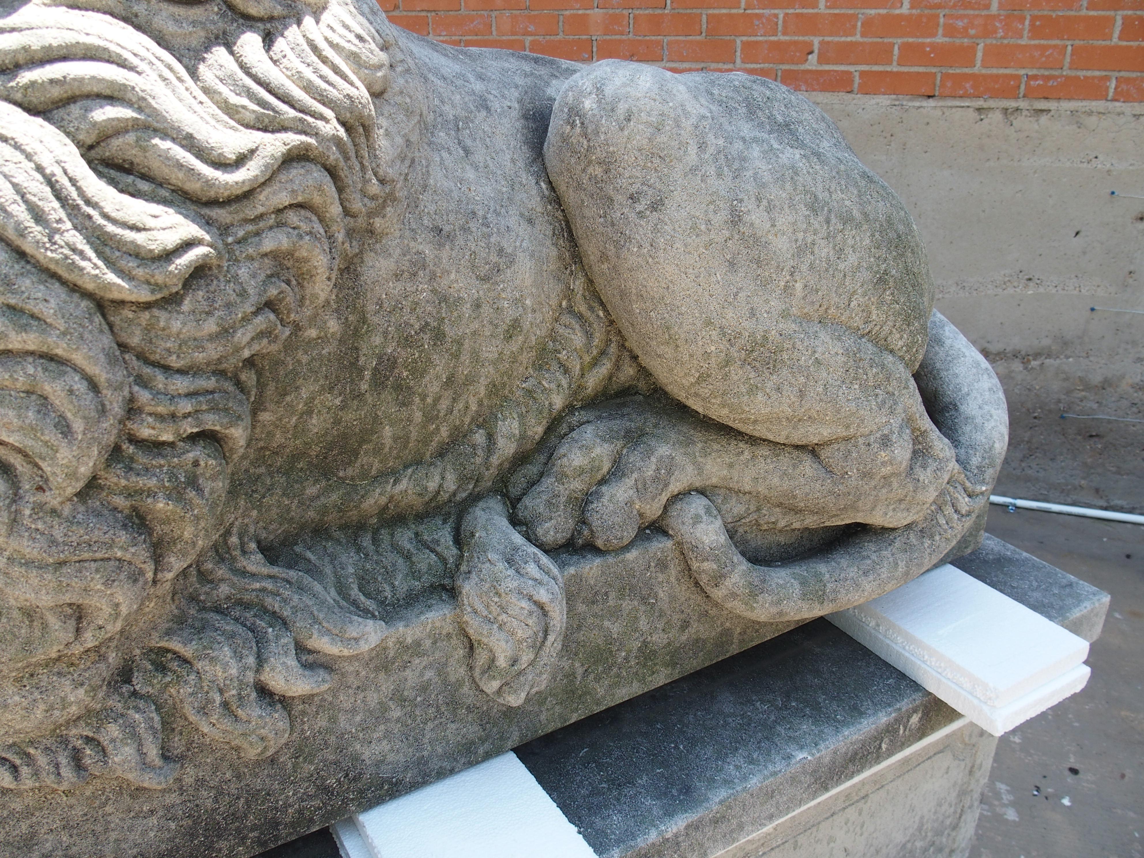 Paire de grands lions sculptés sur des piédestaux, le endormi et le vigilant en vente 11
