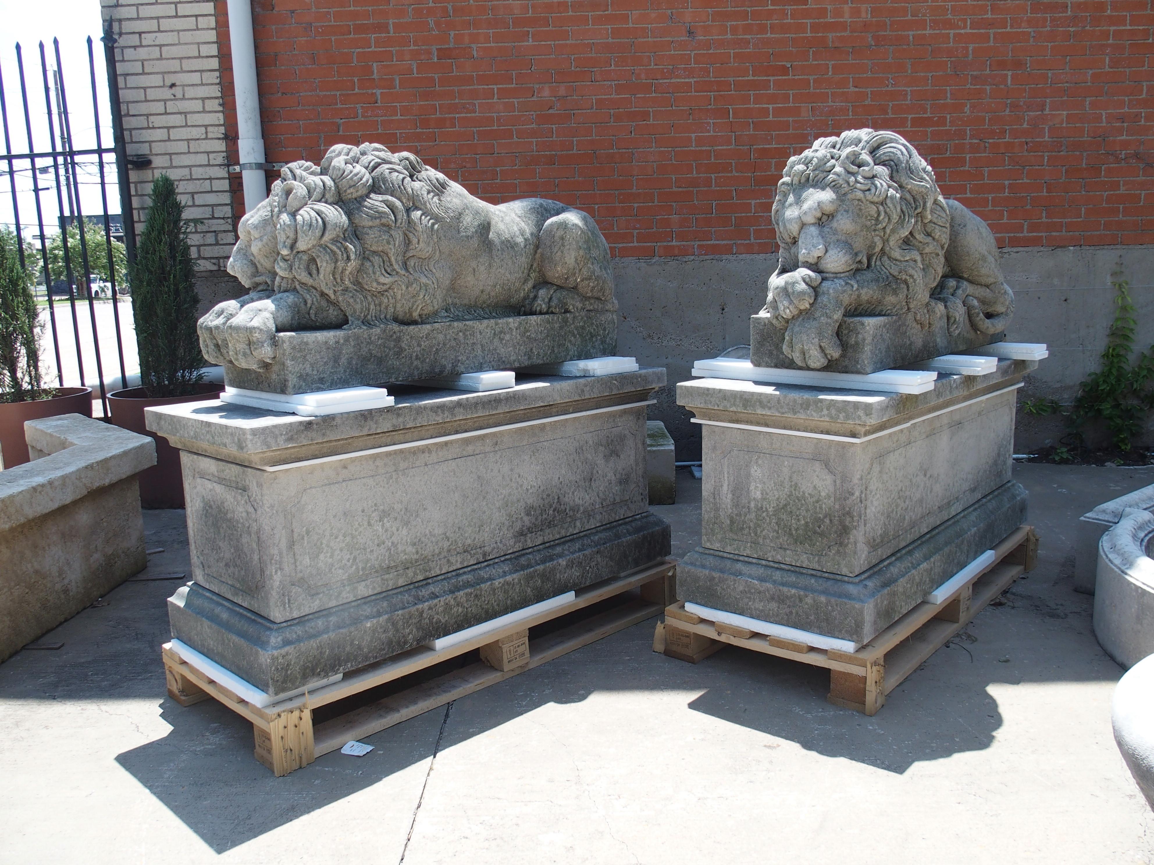 Paire de grands lions sculptés sur des piédestaux, le endormi et le vigilant en vente 12