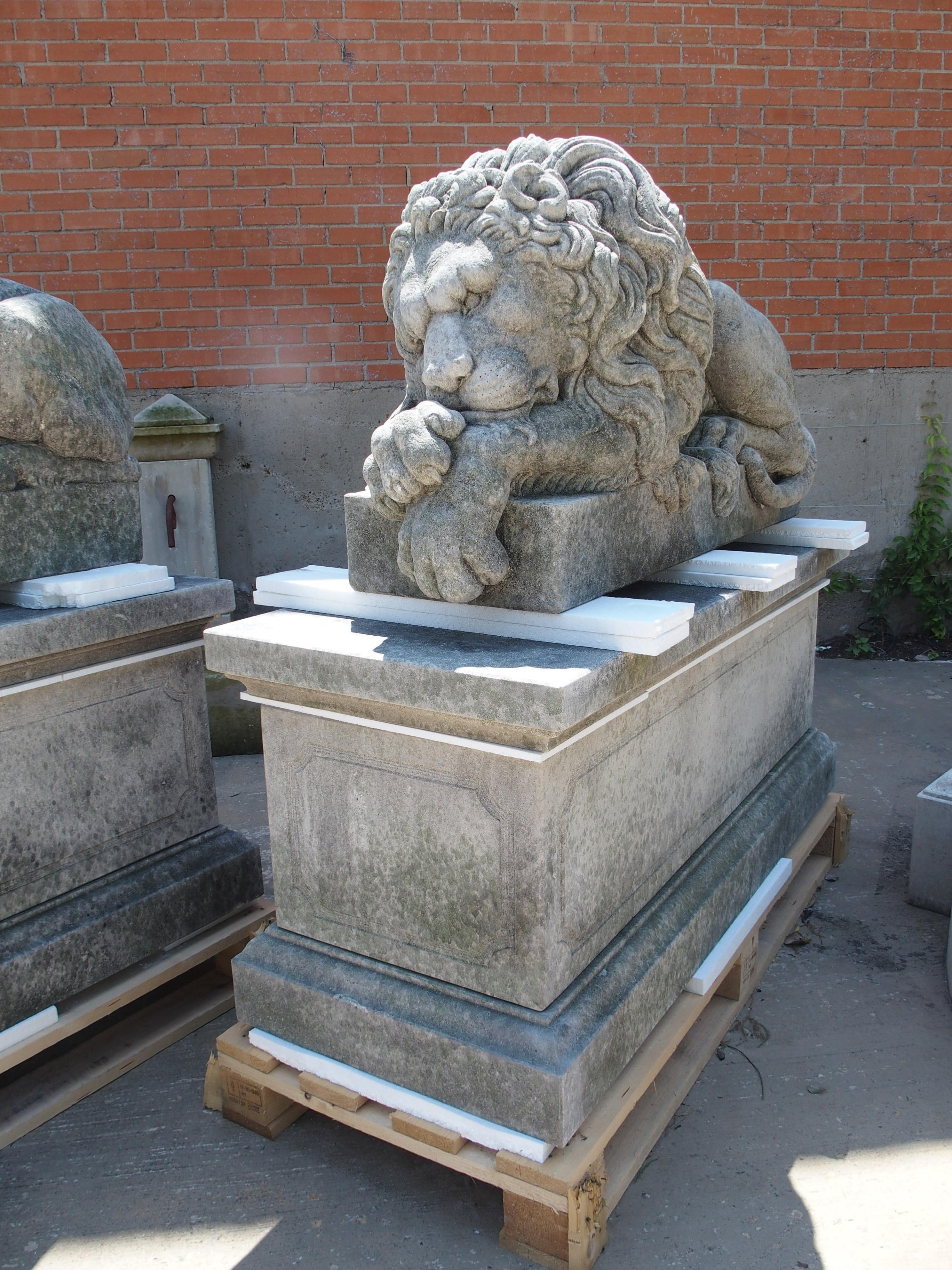 italien Paire de grands lions sculptés sur des piédestaux, le endormi et le vigilant en vente