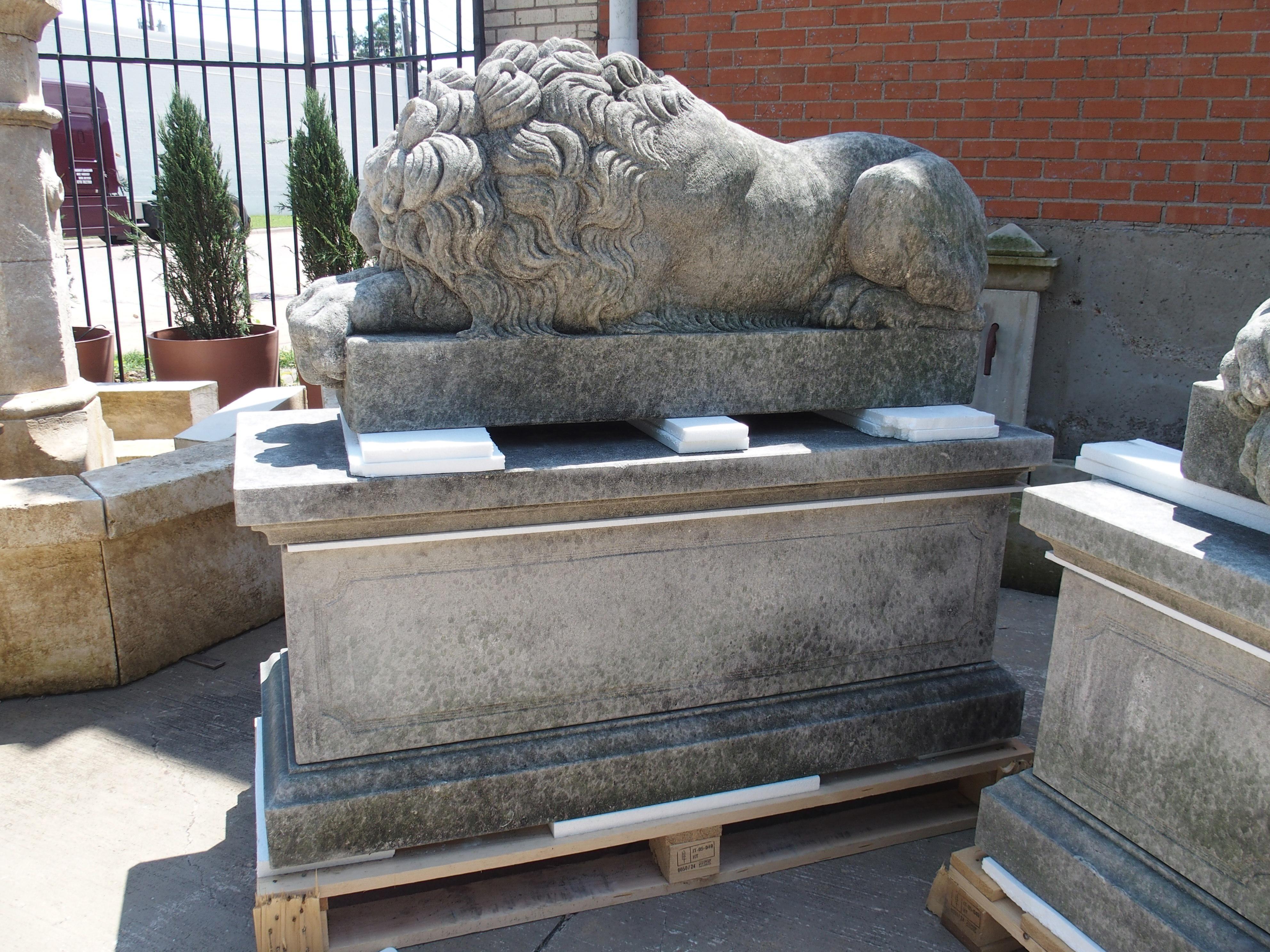 Paire de grands lions sculptés sur des piédestaux, le endormi et le vigilant Bon état - En vente à Dallas, TX