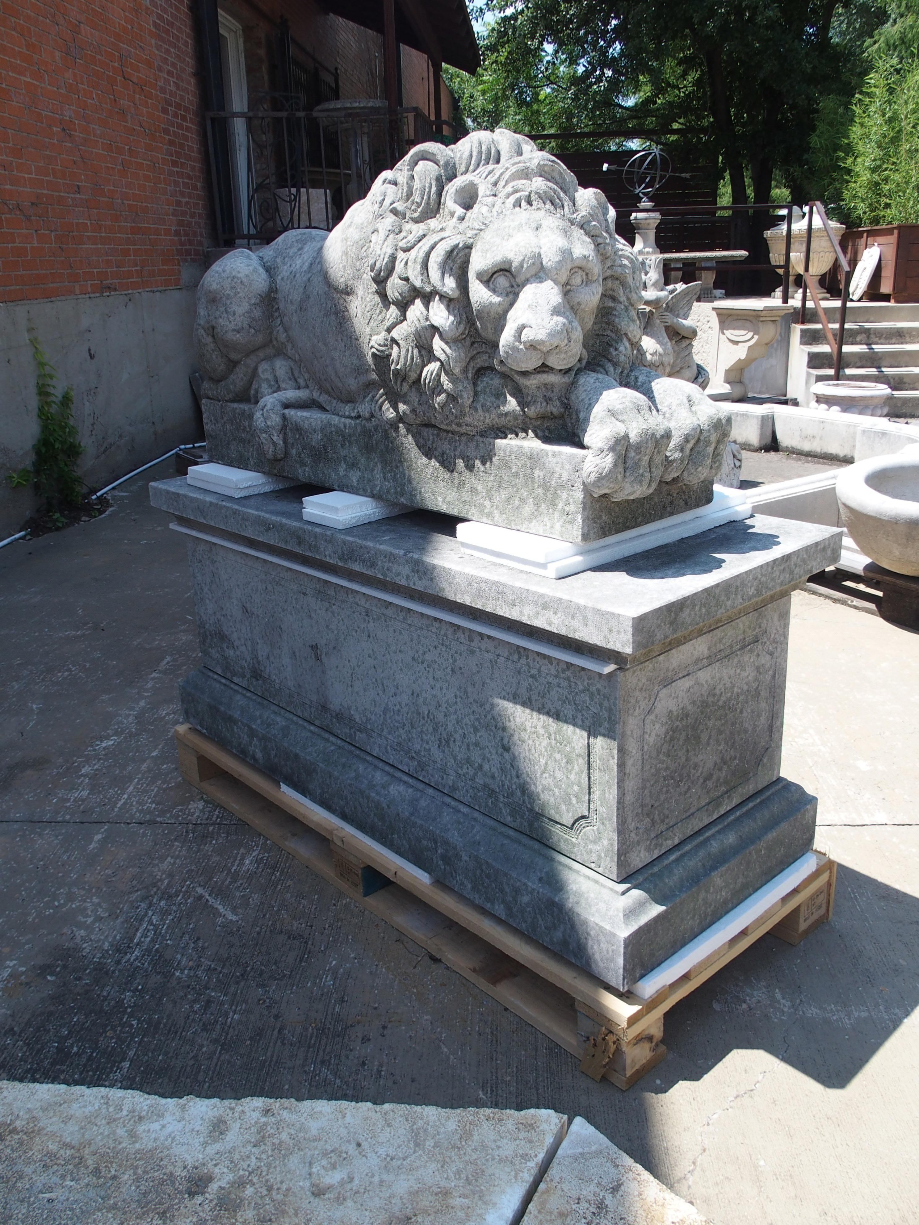 Paire de grands lions sculptés sur des piédestaux, le endormi et le vigilant en vente 1