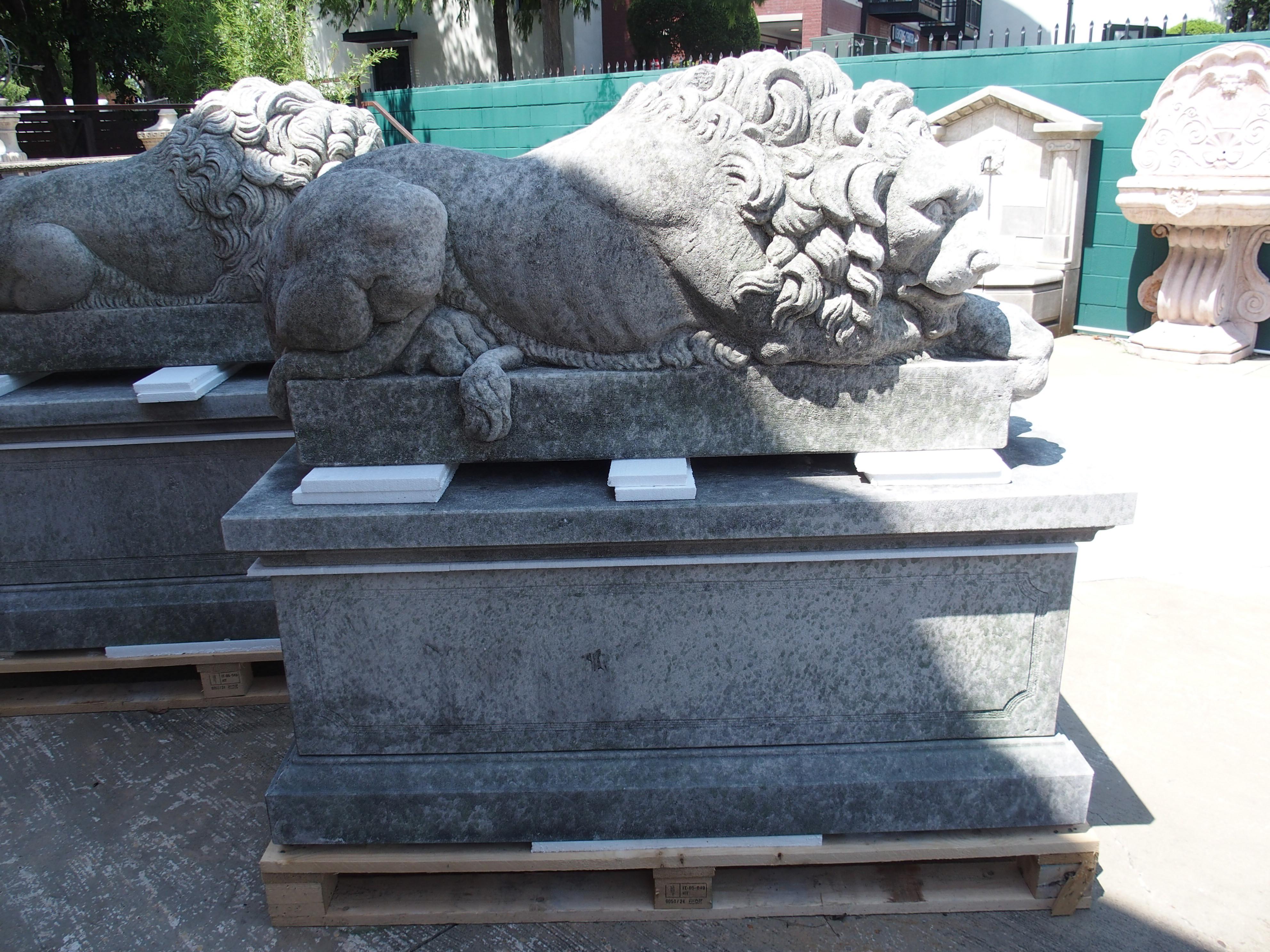 Paire de grands lions sculptés sur des piédestaux, le endormi et le vigilant en vente 2