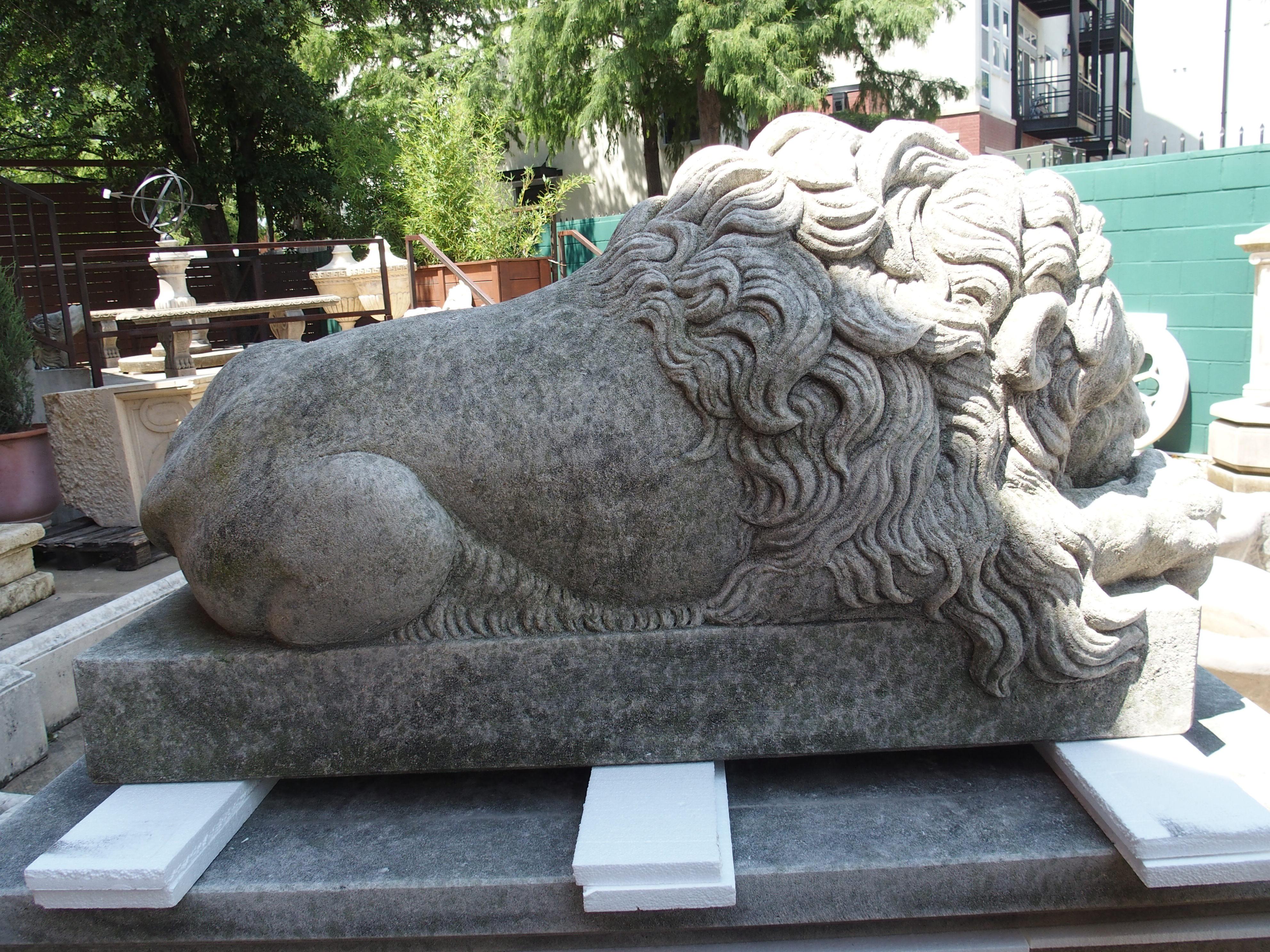 Paire de grands lions sculptés sur des piédestaux, le endormi et le vigilant en vente 3